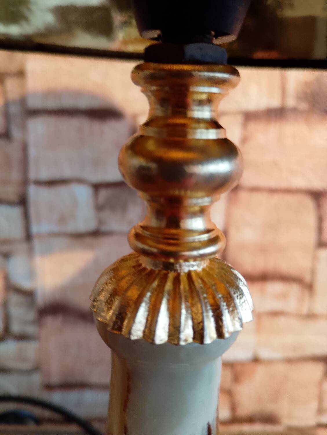 Sell a prestigious lamp made of genuine Onyx and chiselled gilded bronze.