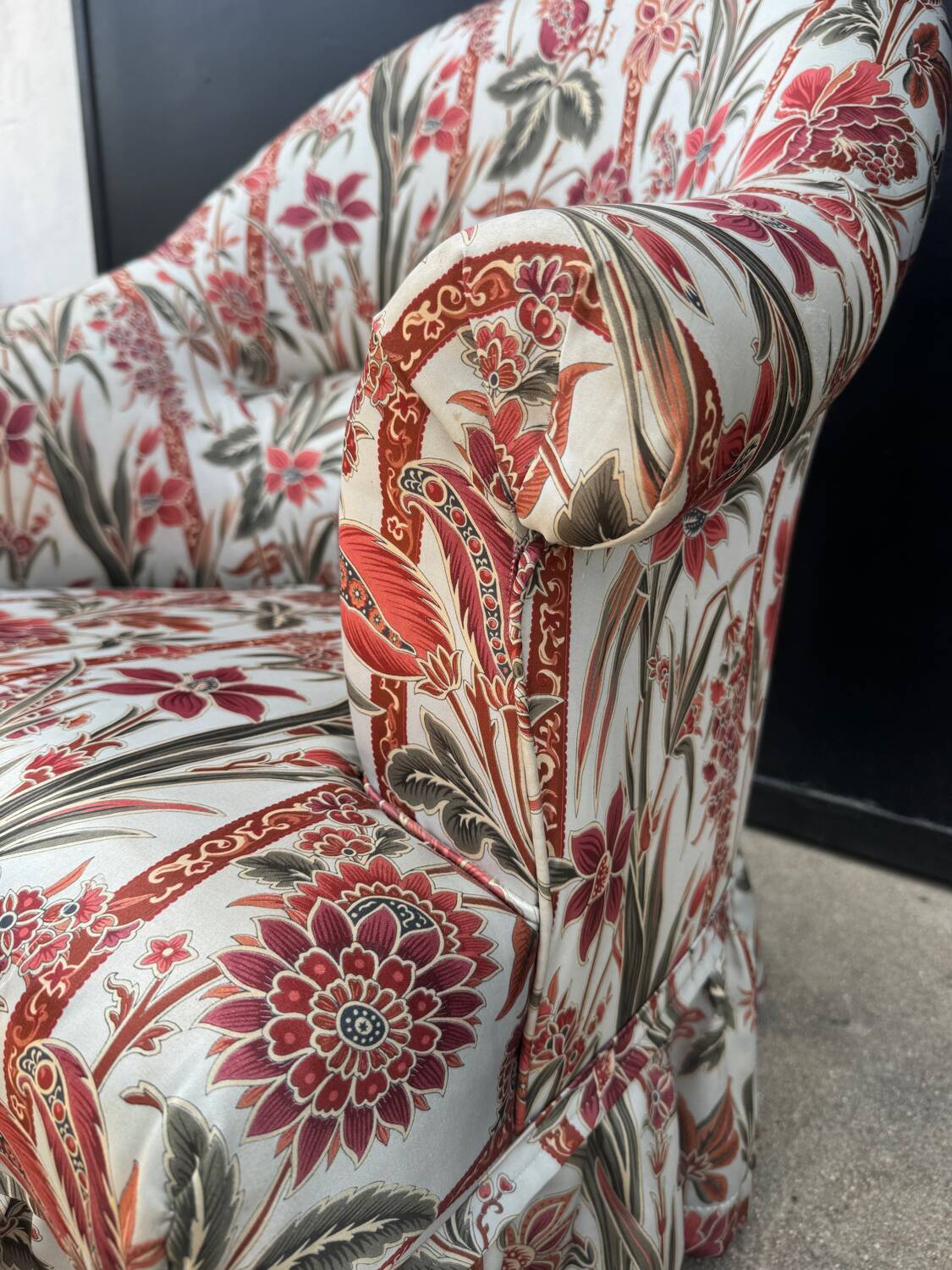 Fauteuil crapaud satin fleuri ancien