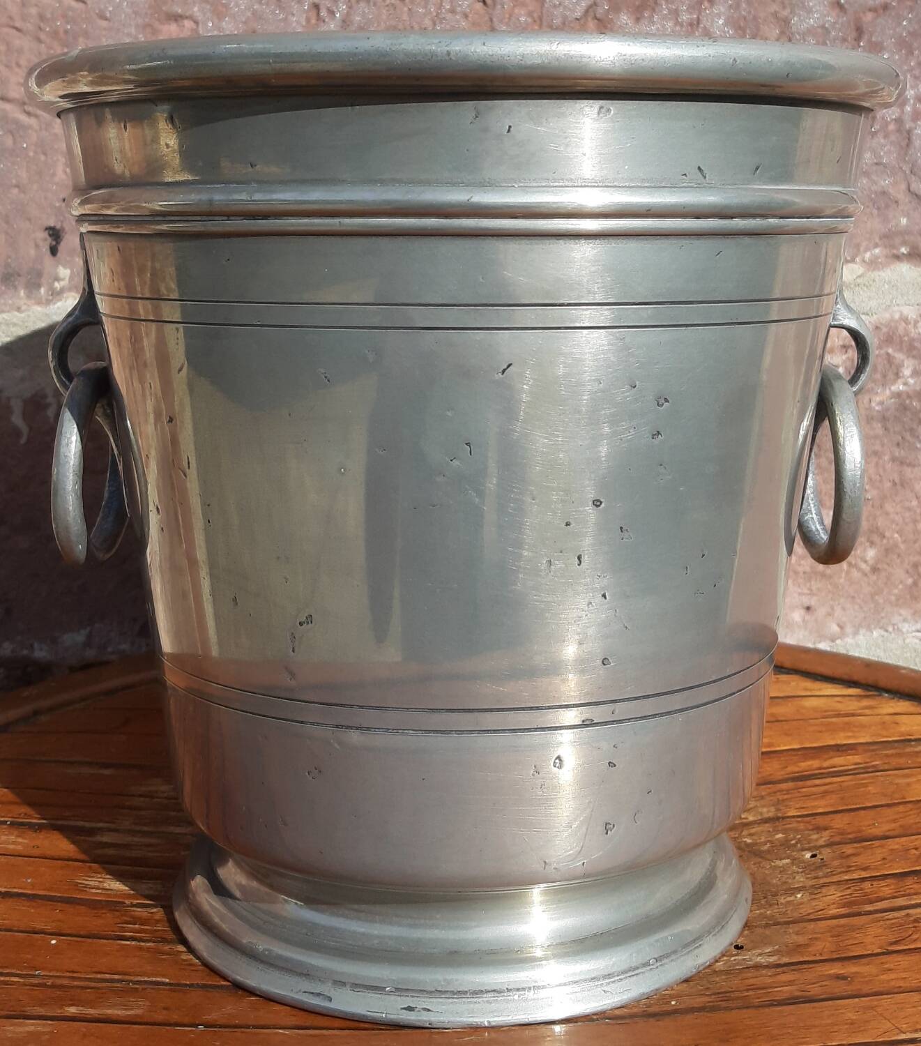 Ice bucket (or champagne bucket)