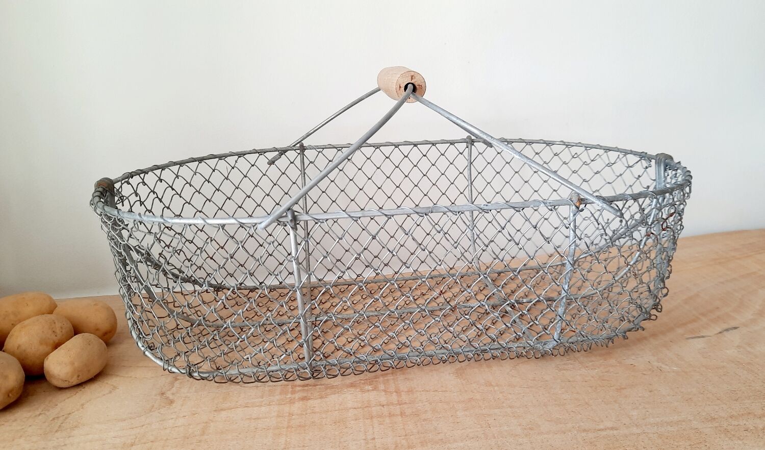 Metal wire basket