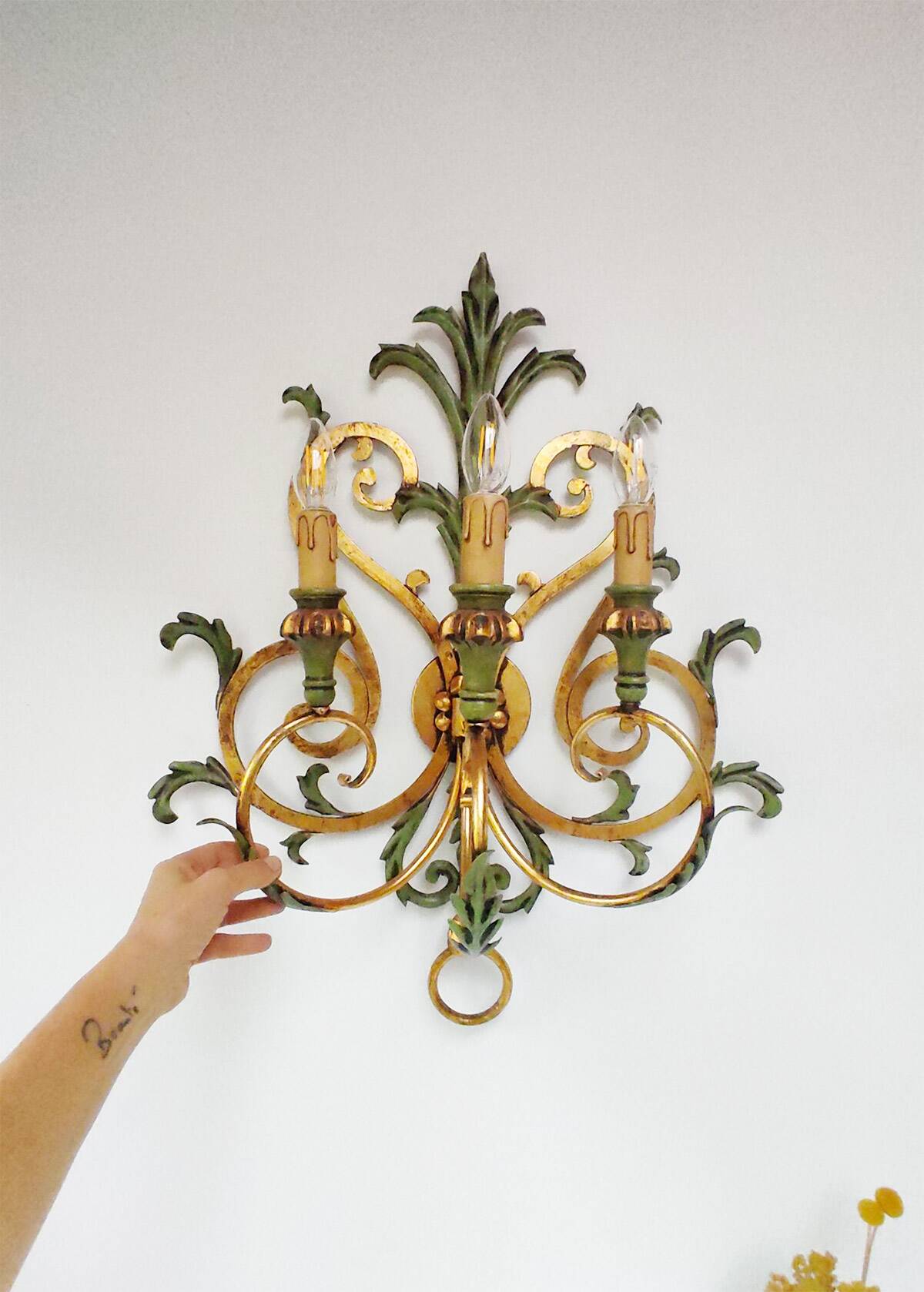 Large Italian wall lamp in gold and green metal. 90s