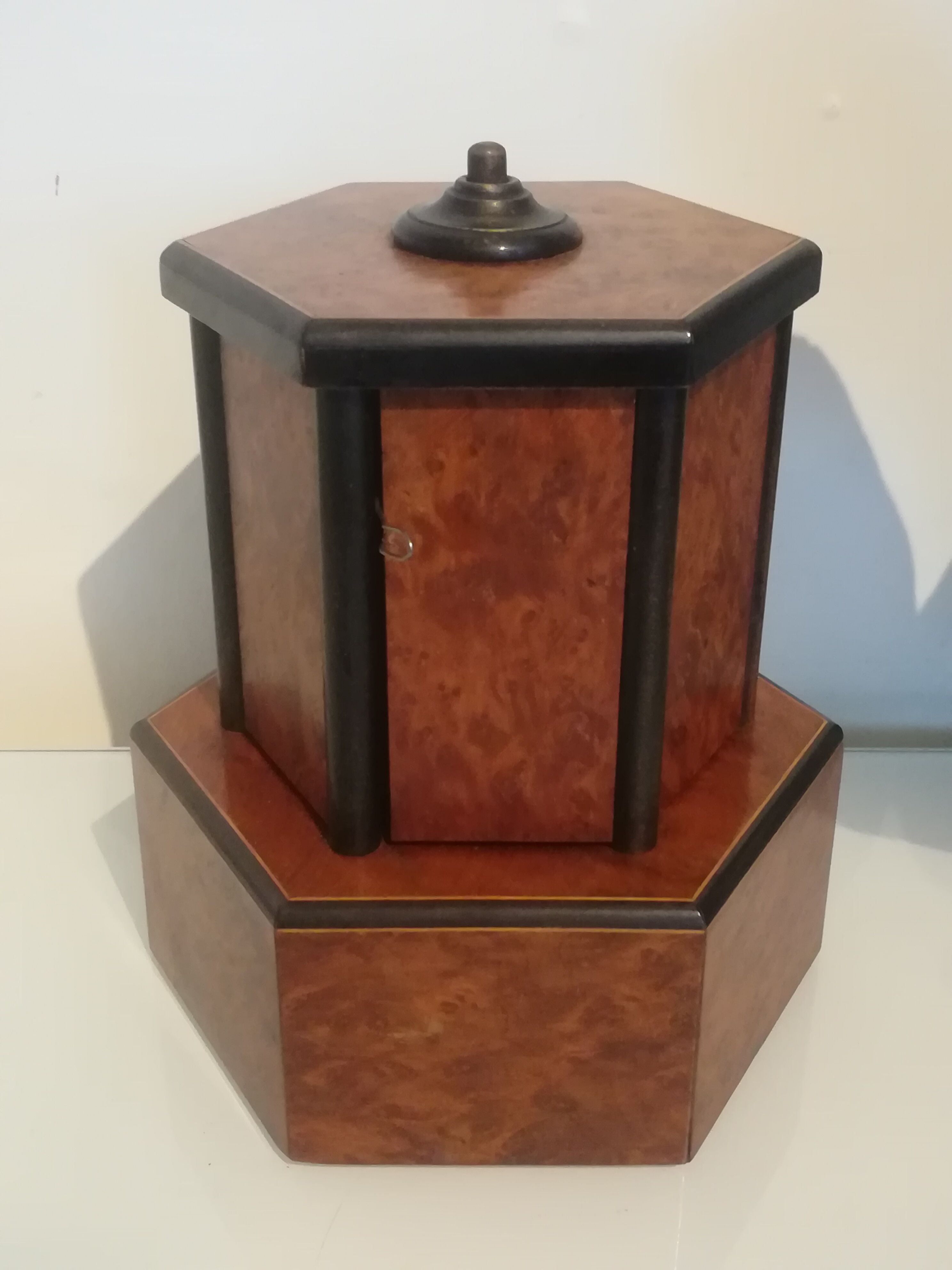 Cigar humidor in cedar burl