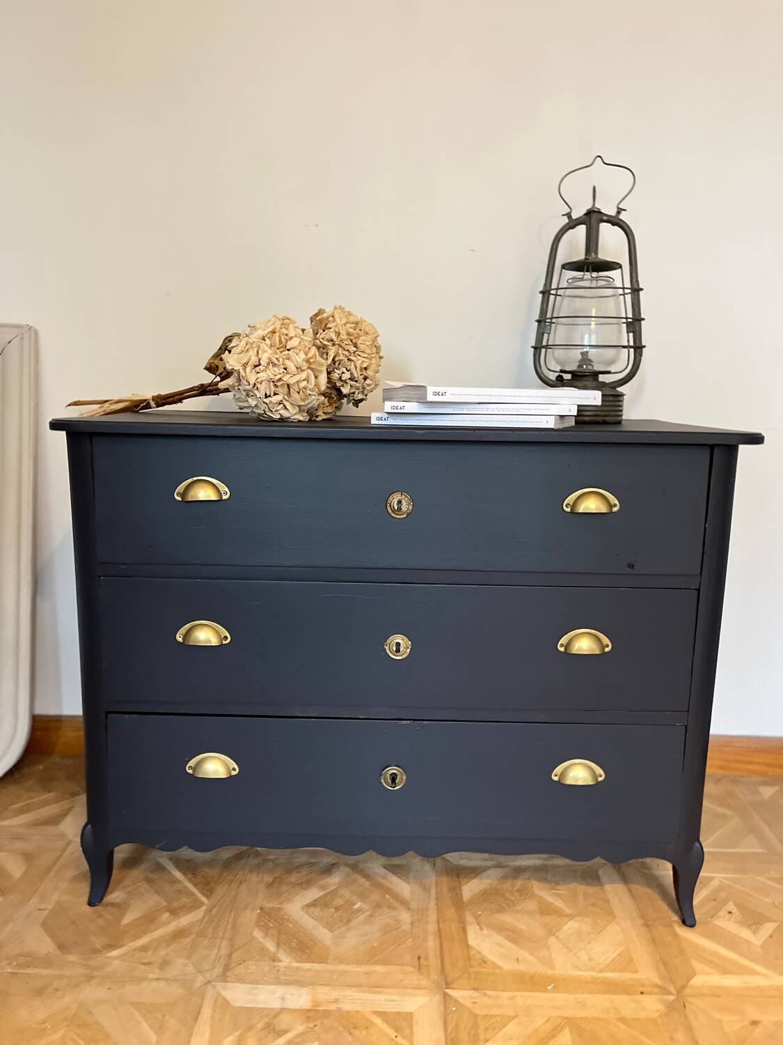 Commode classique noir mat et laiton