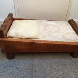 Ancien lit en bois pour poupée avec matelas et oreiller