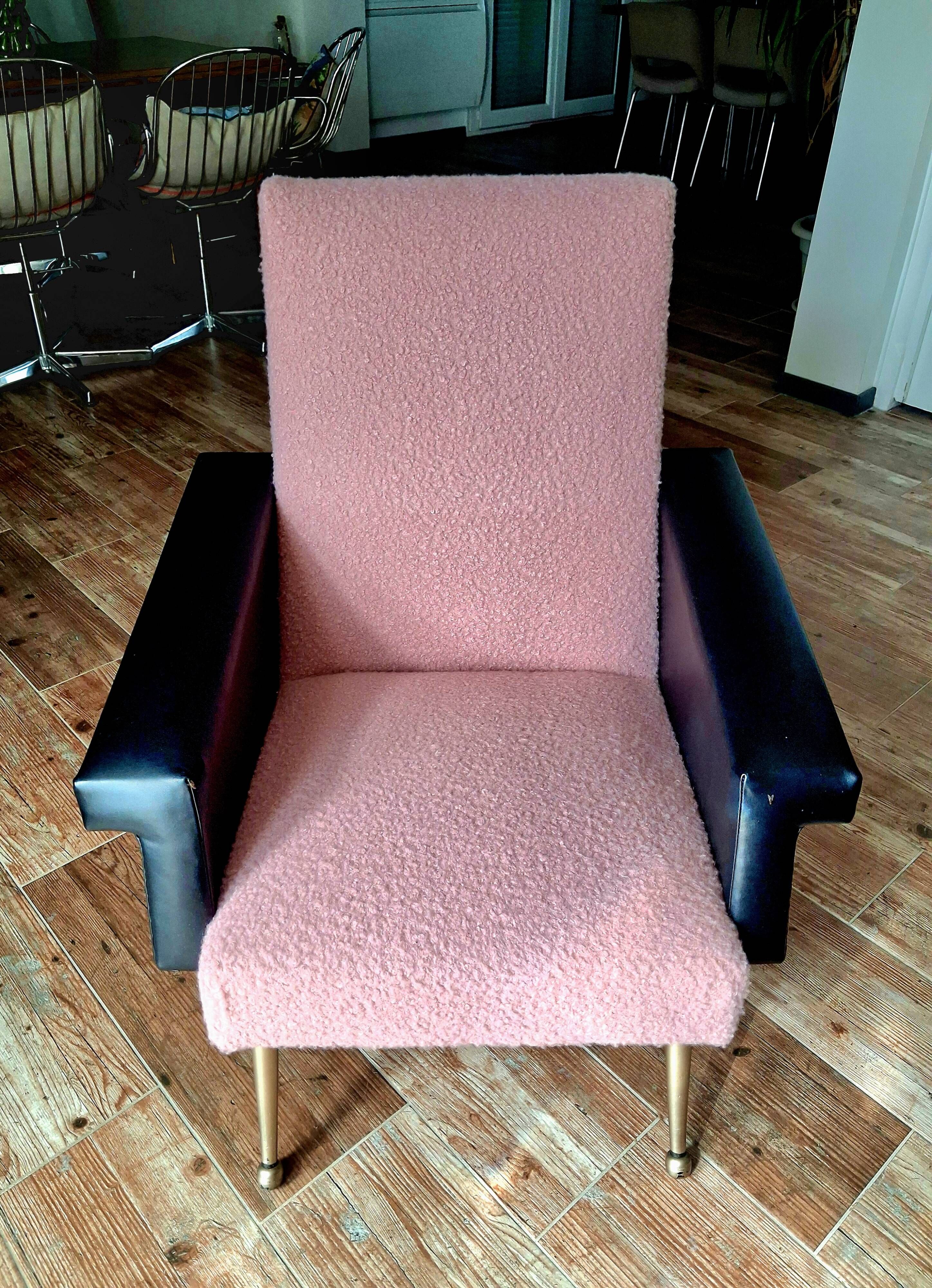 Fauteuil vintage en bouclette vieux rose et cuir noir