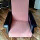 Fauteuil vintage en bouclette vieux rose et cuir noir