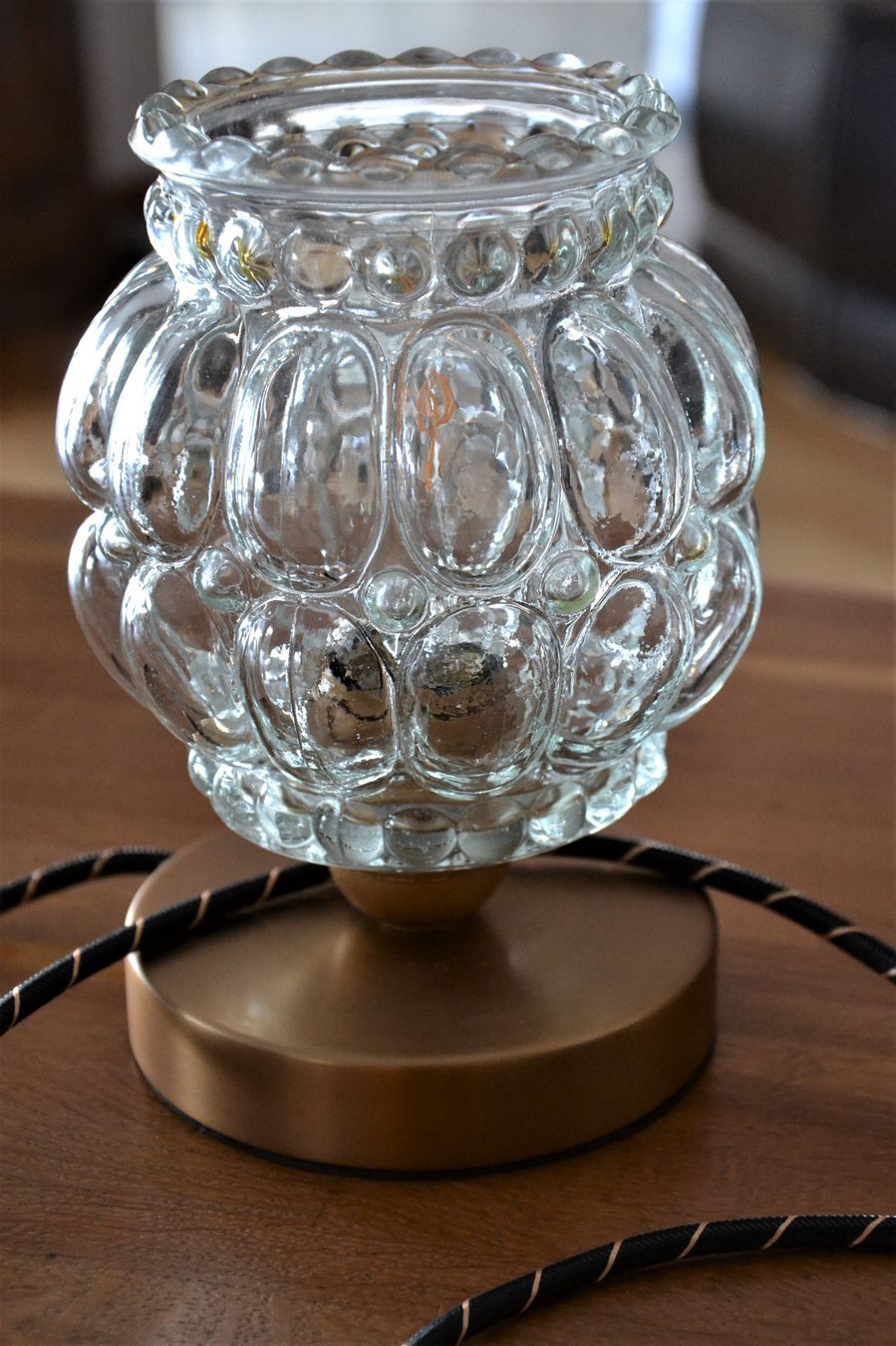 Glass globe-laying lamp with large bubbles