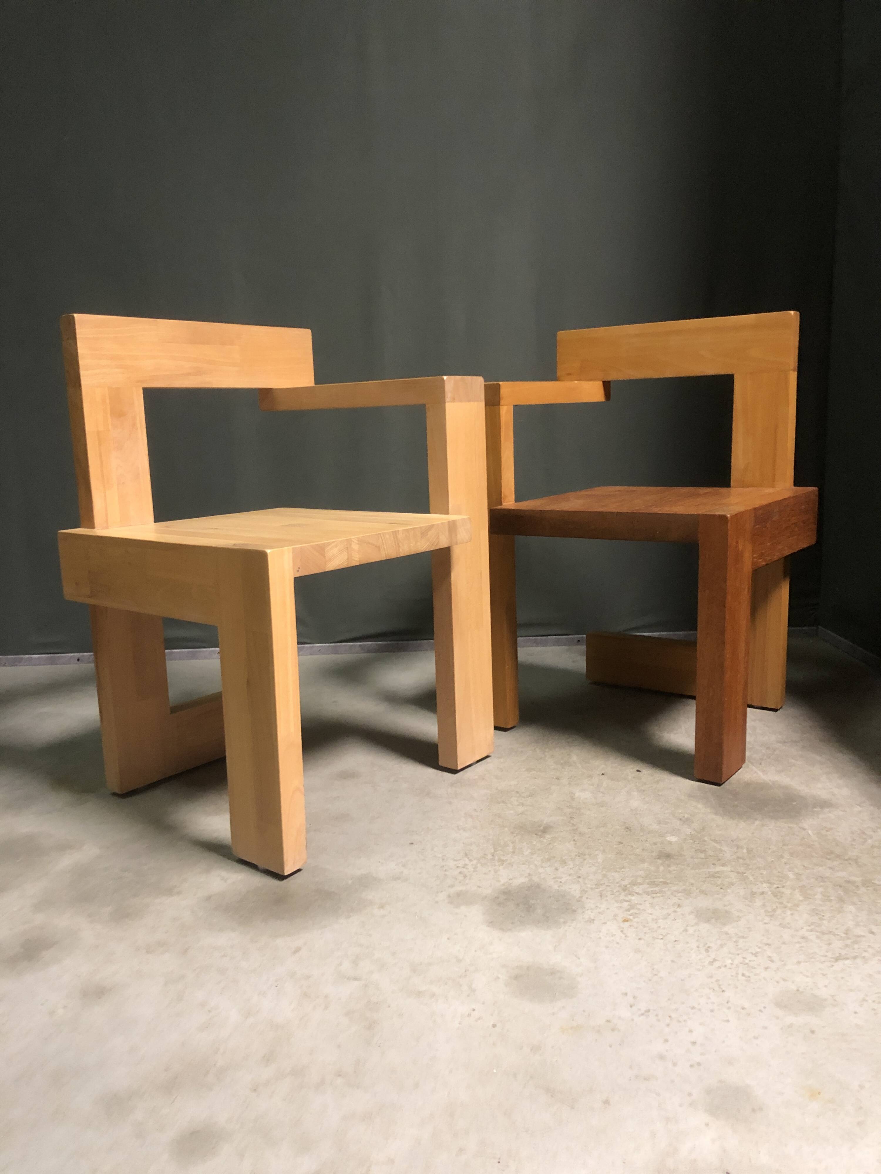 Une paire de Gerrit Rietveld de la chaise Steltman.