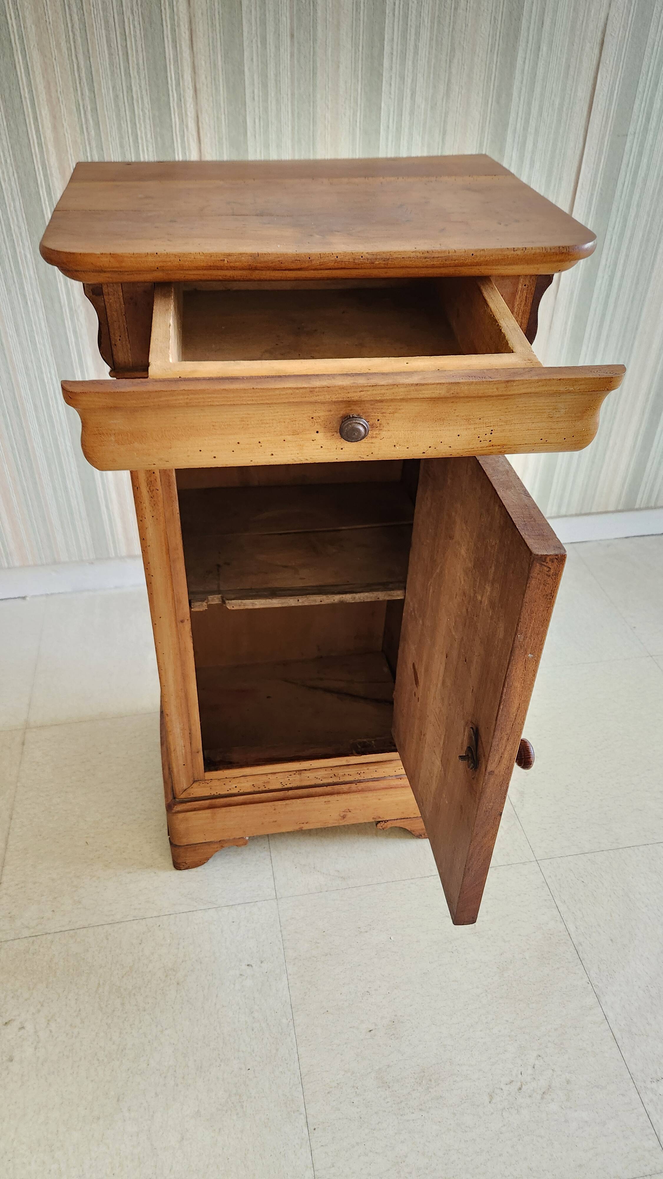 Table de nuit (chevet) ancien en bois