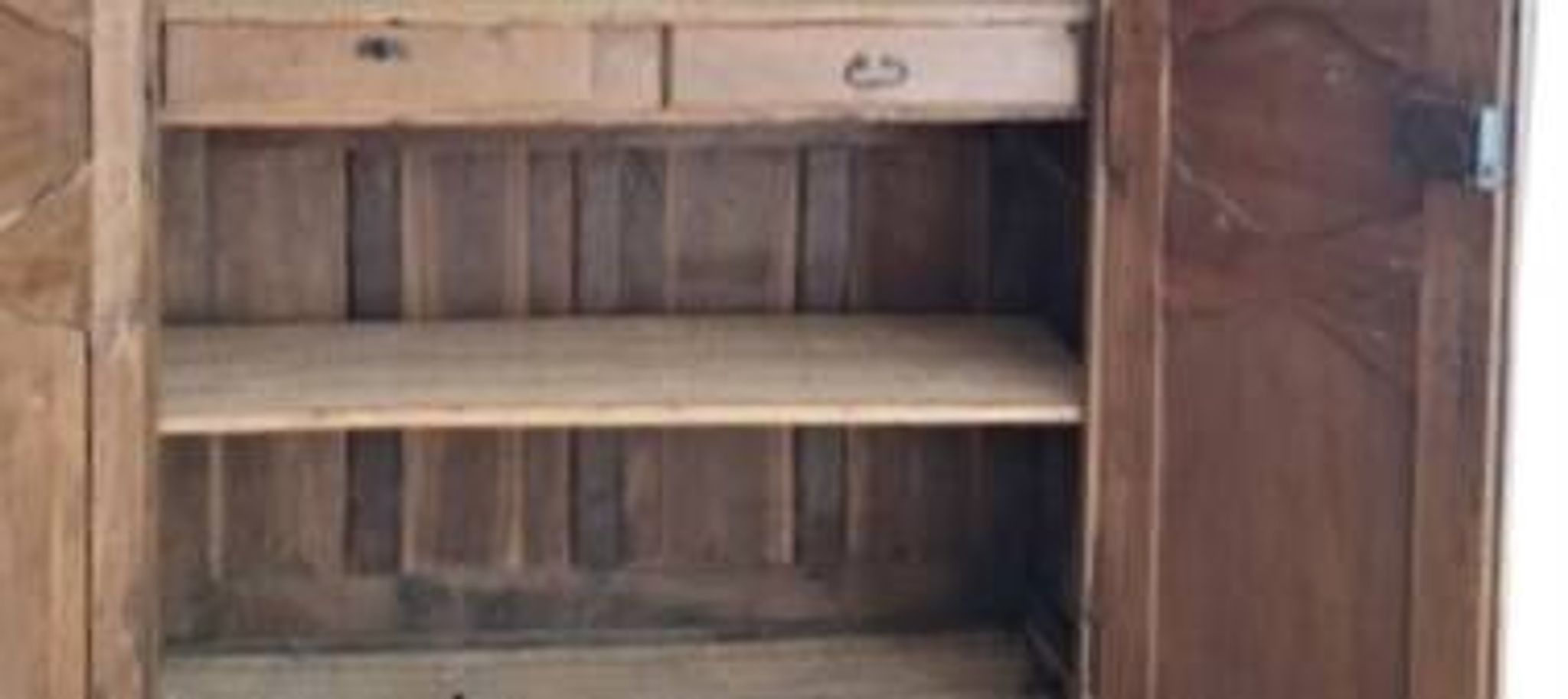 Armoire ancienne en bois massif