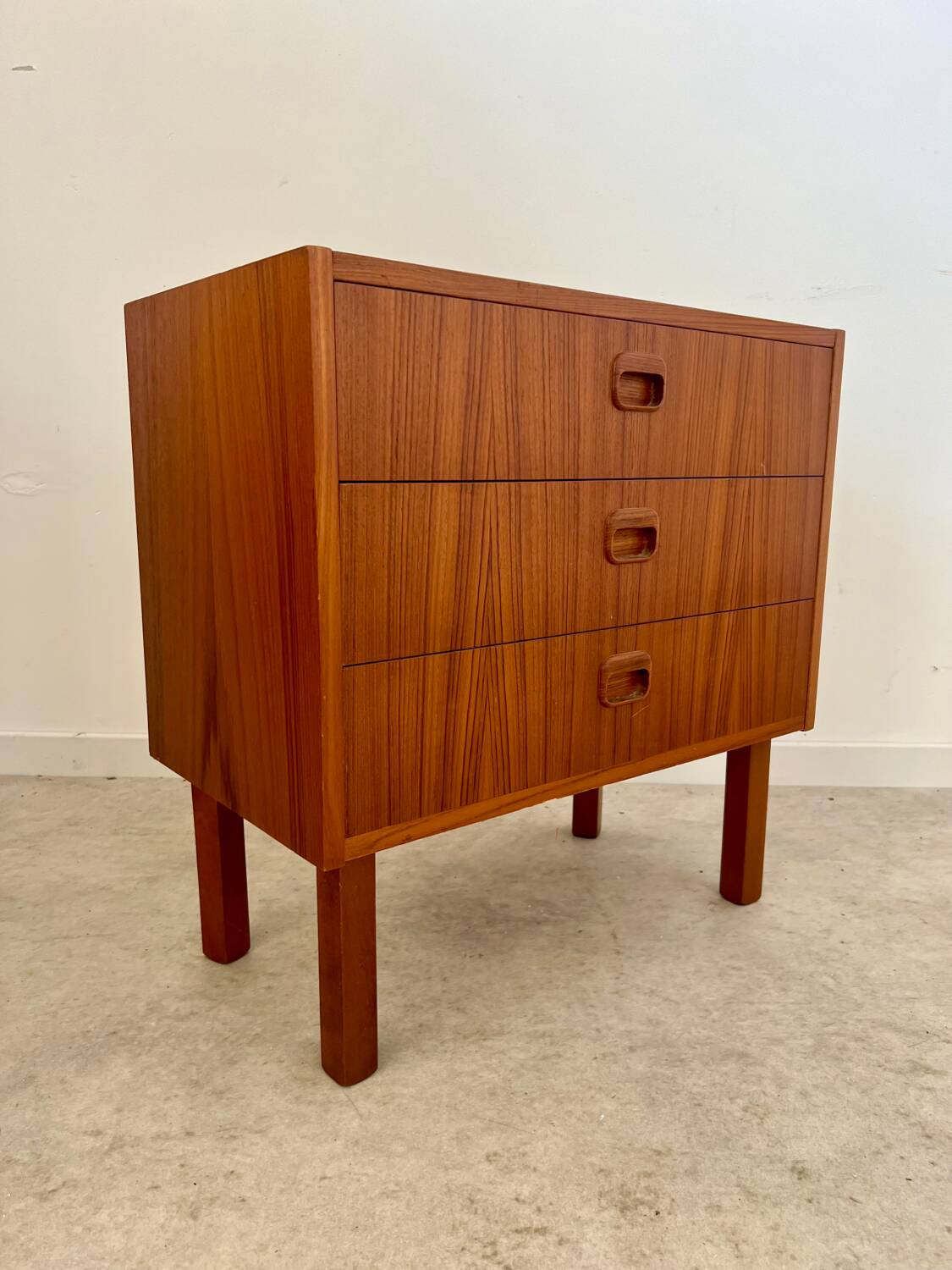 Small chest of drawers or bedside table in teak, Scandinavian design from the 70s vintage
