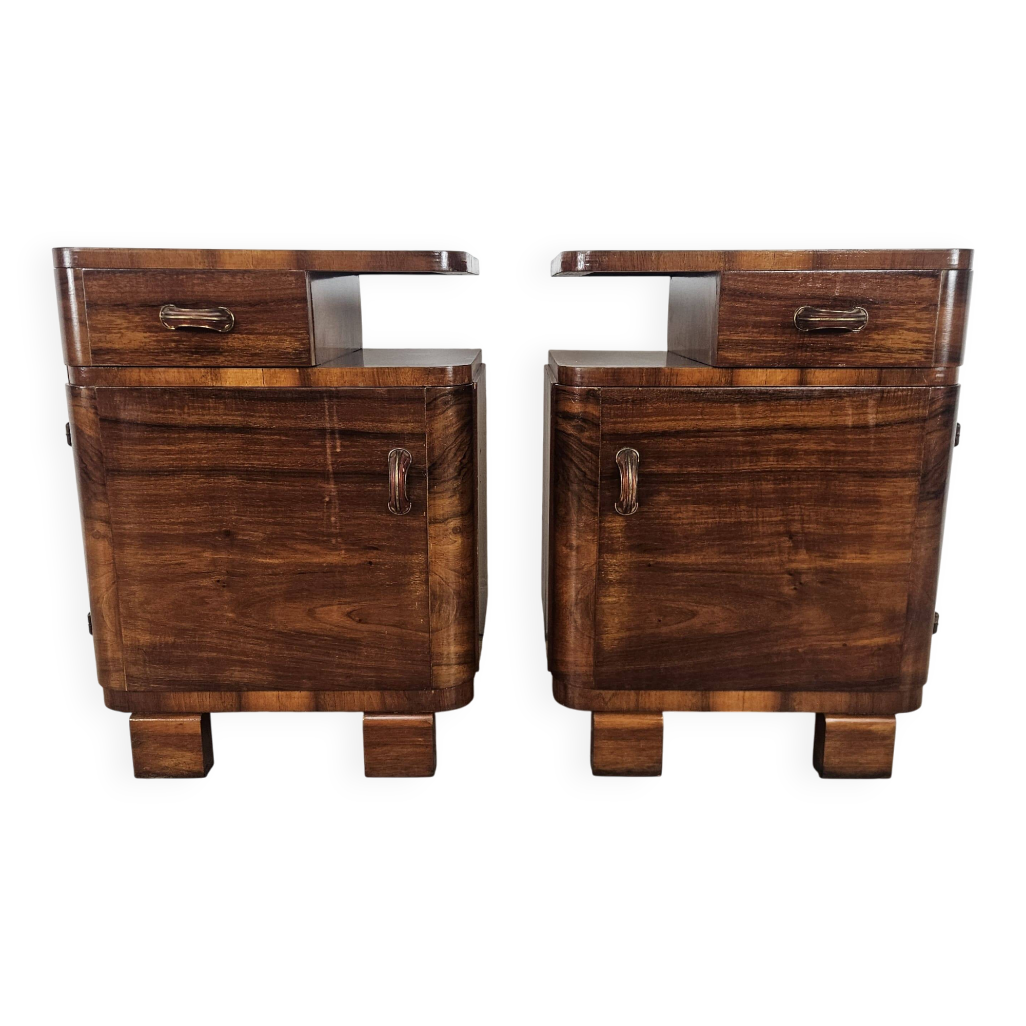 Art Decò bedside tables in walnut burl