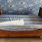 Lit en merisier avec sommier, matelas et literie inclus