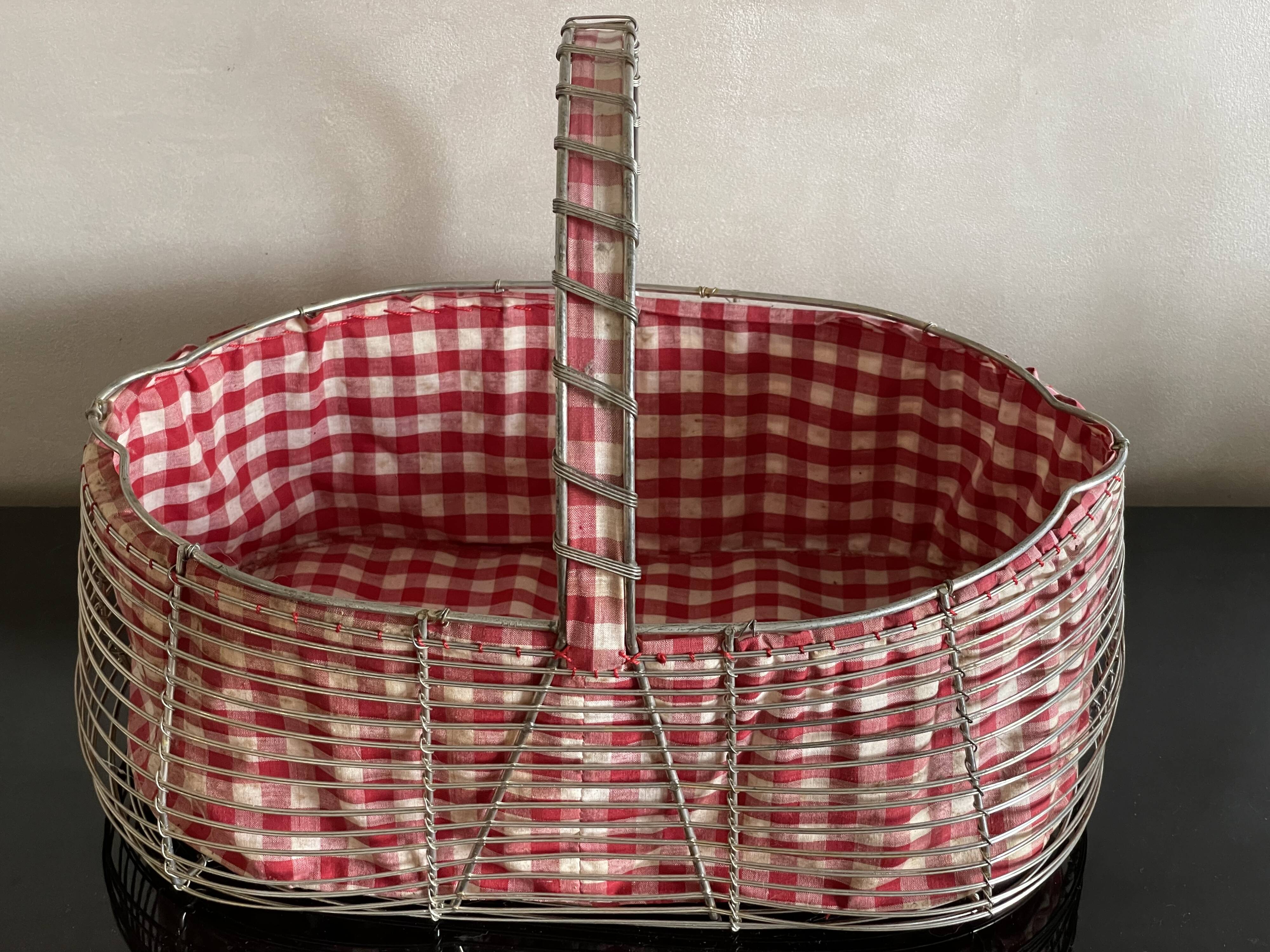 Panier en fer et vichy rouge
