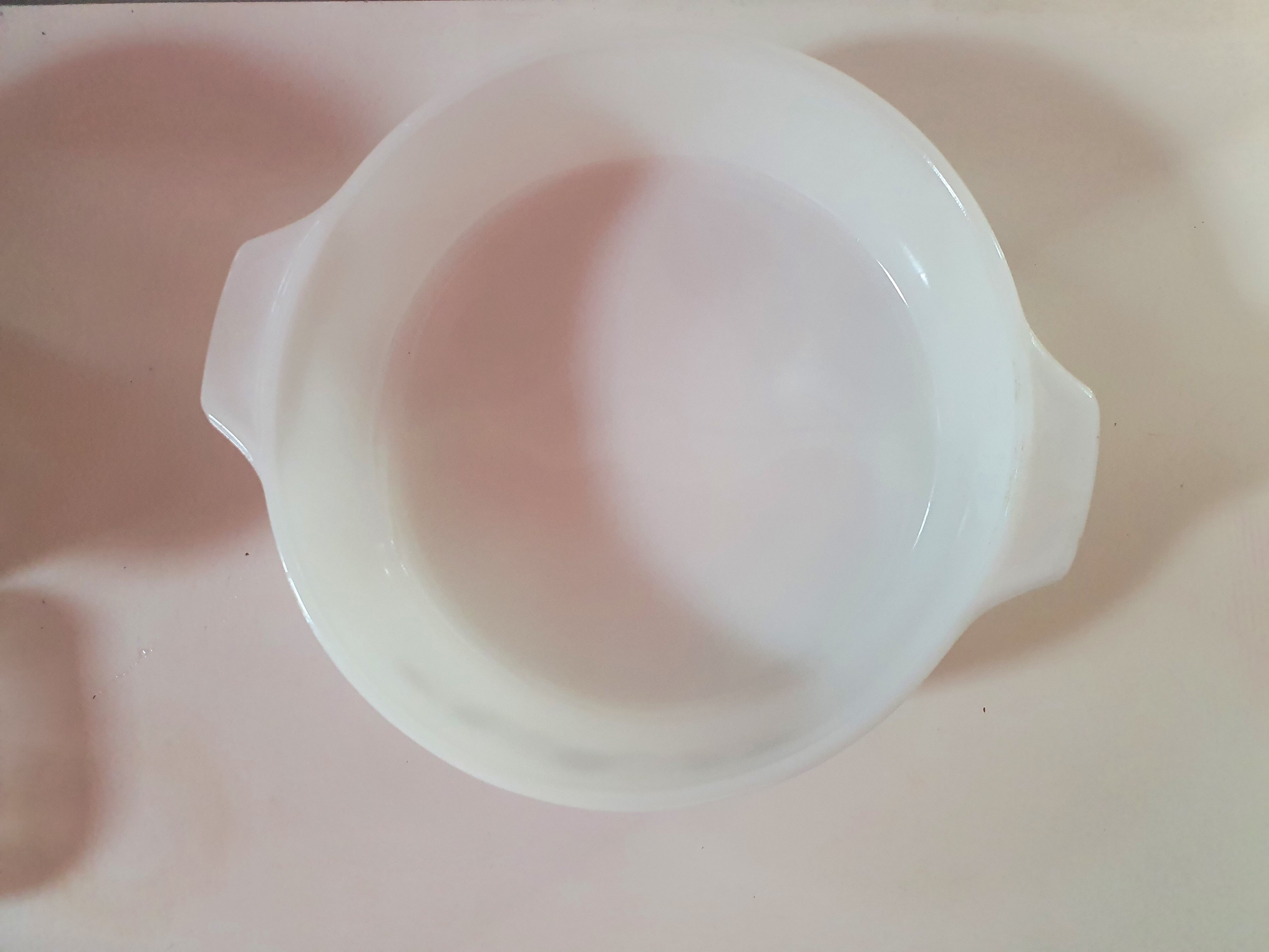 Arcopal dish with round flowers with handle