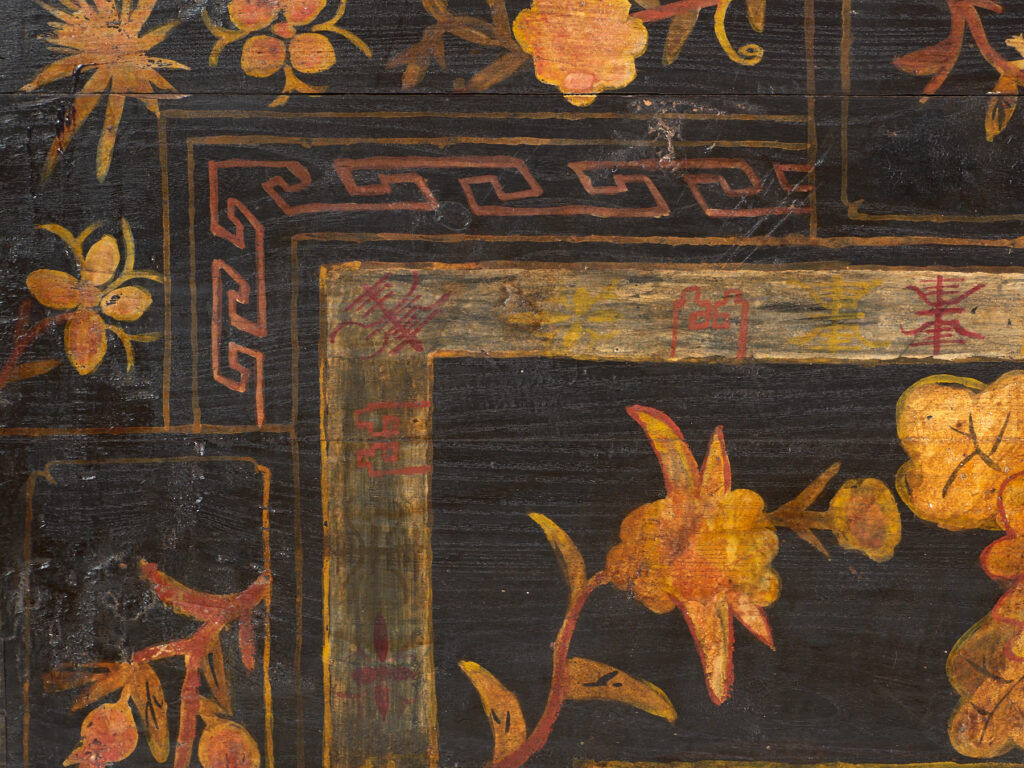 Coffre ancien peint en bois de pin – Chine, vers 1900