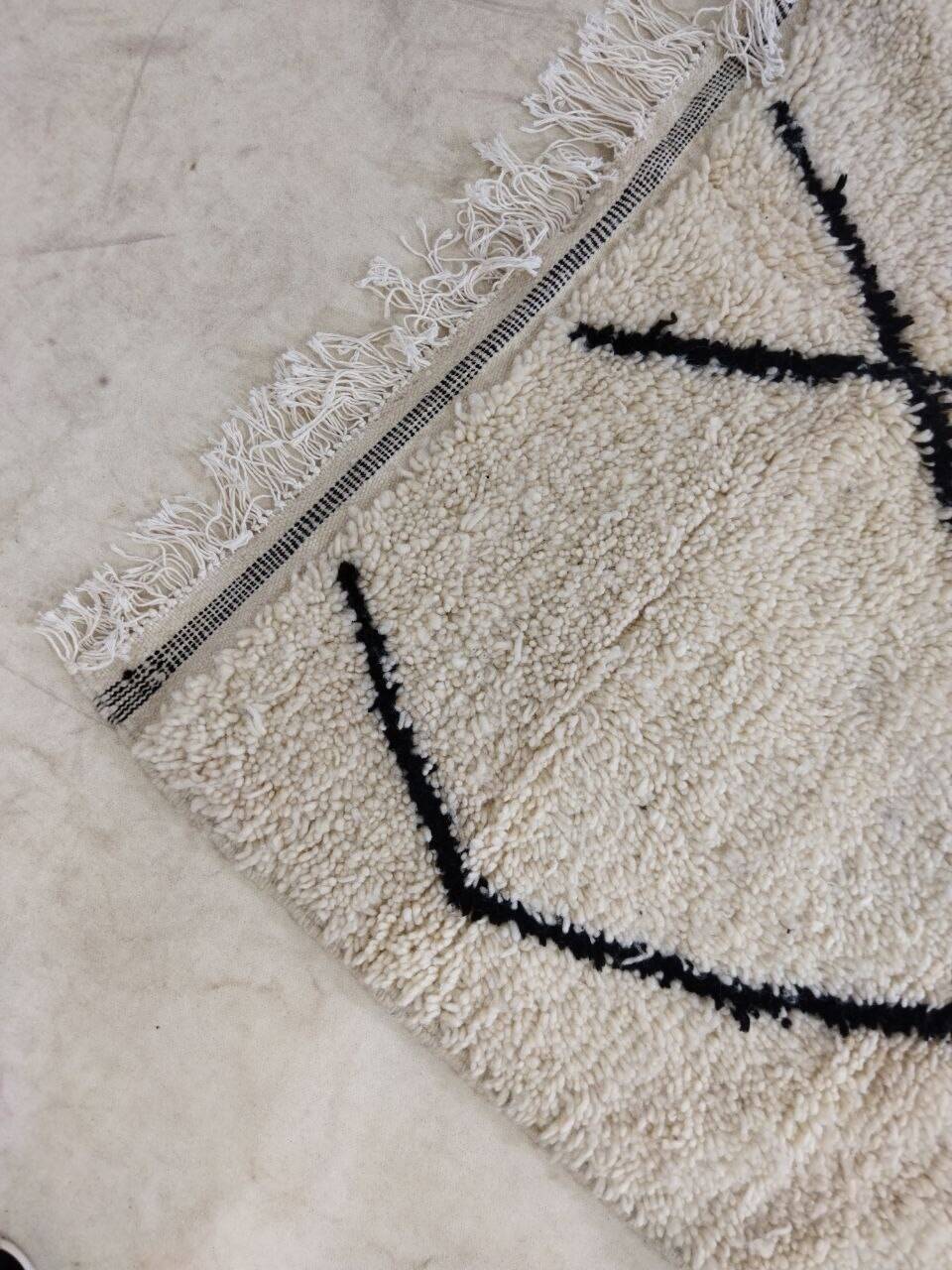 Tapis berbère marocain artisanal fait main251 x 143 cm