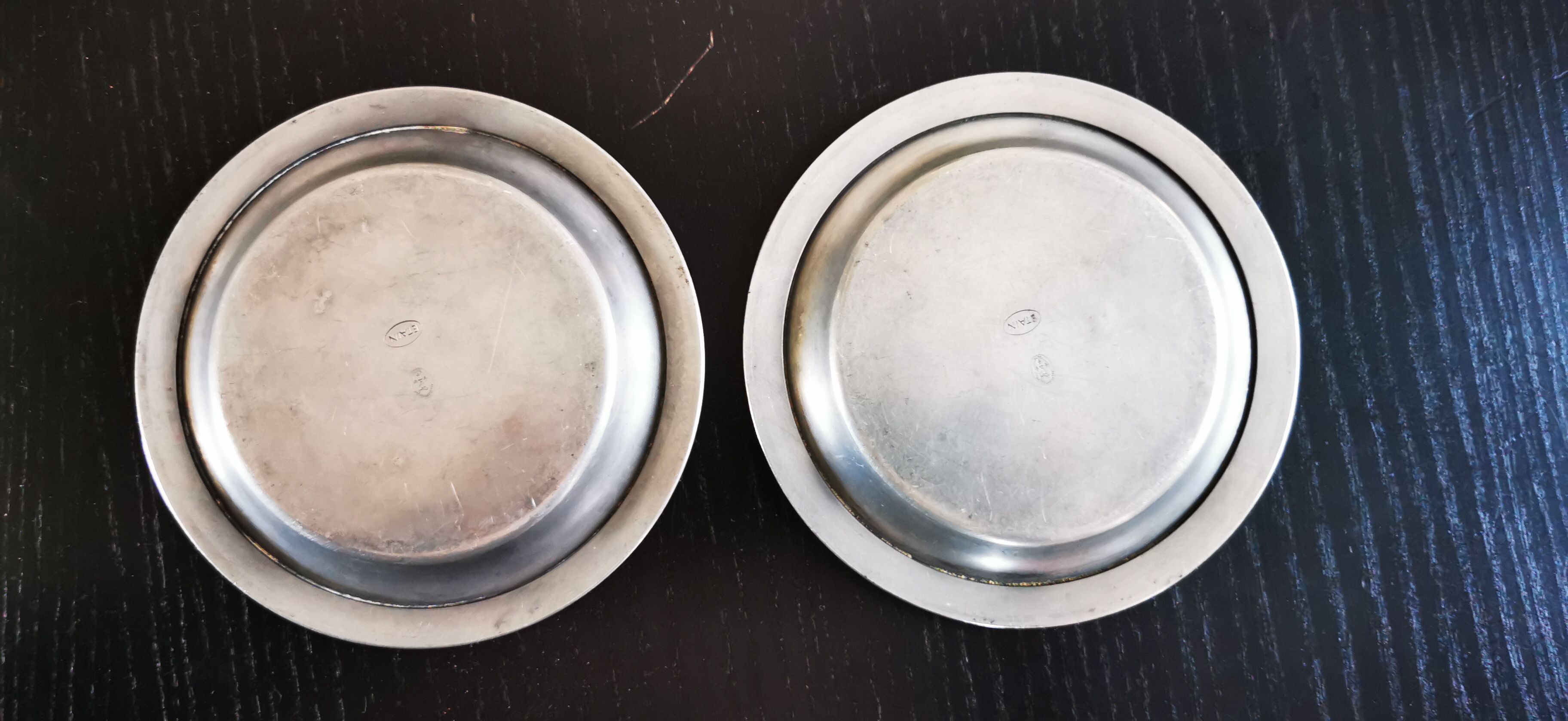 2 tin bottle mats