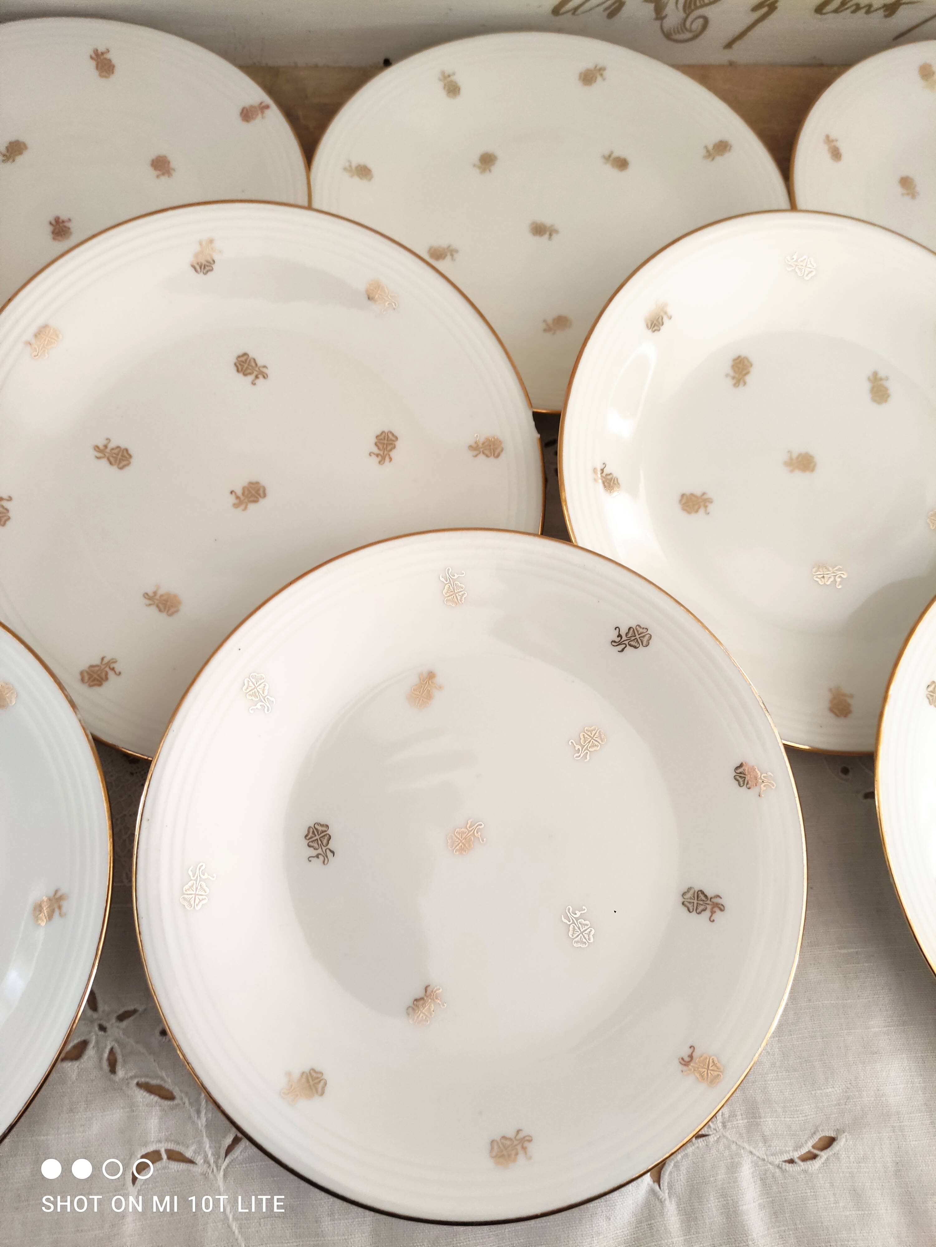 Lot de 12 assiettes à dessert en porcelaine de Limoges décor floral doré