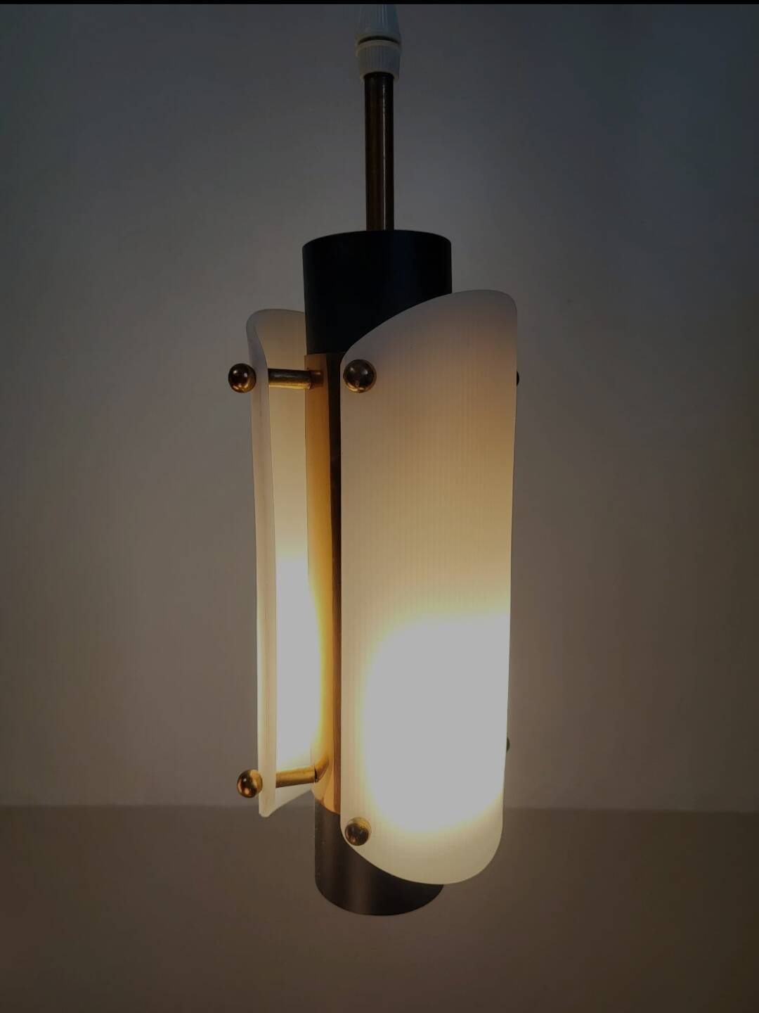 Suspension vintage scandinave en plexiglas et cuivre, probablement danoise