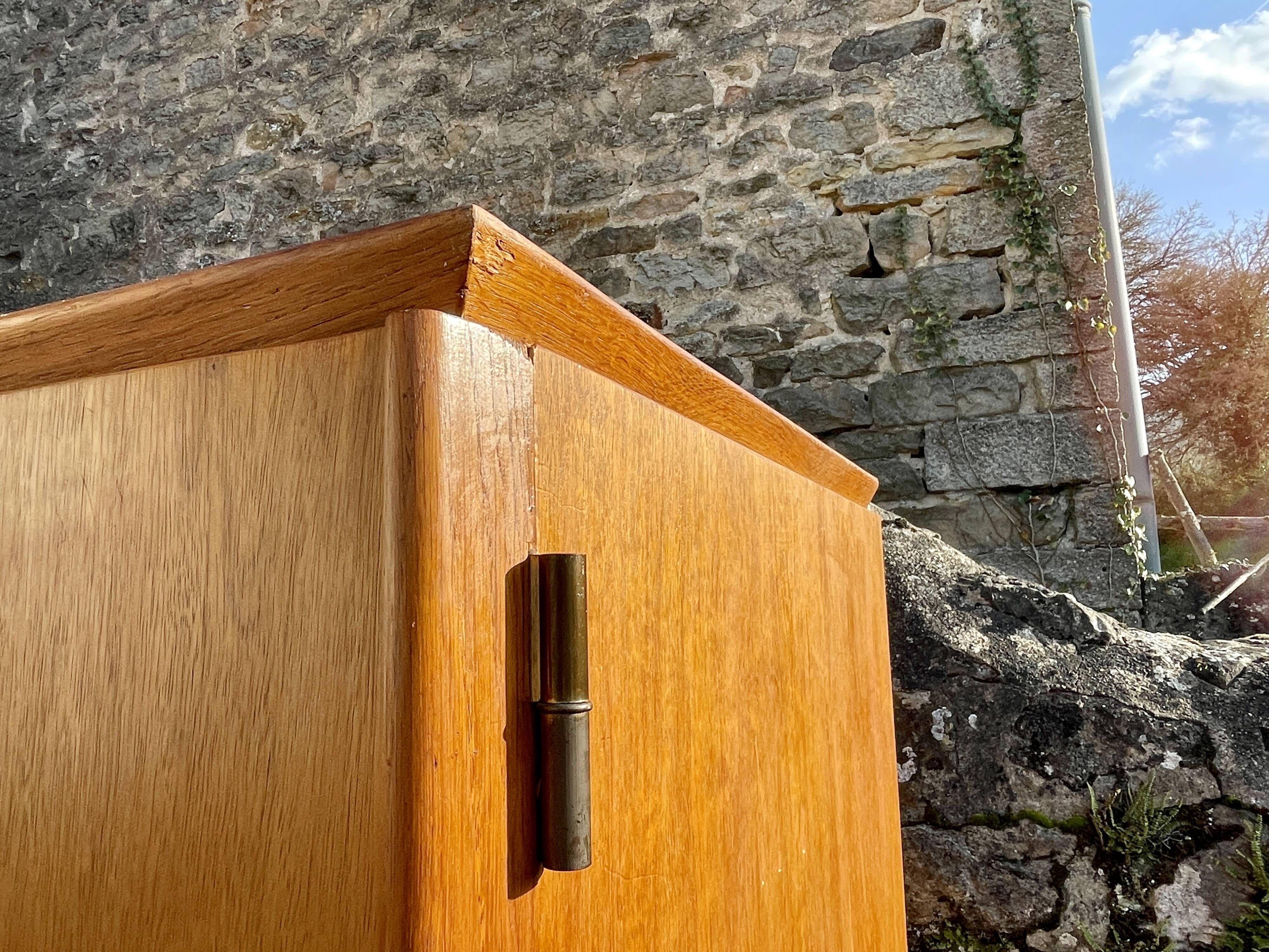 Armoire en chêne 3 portes miroir pieds compas
