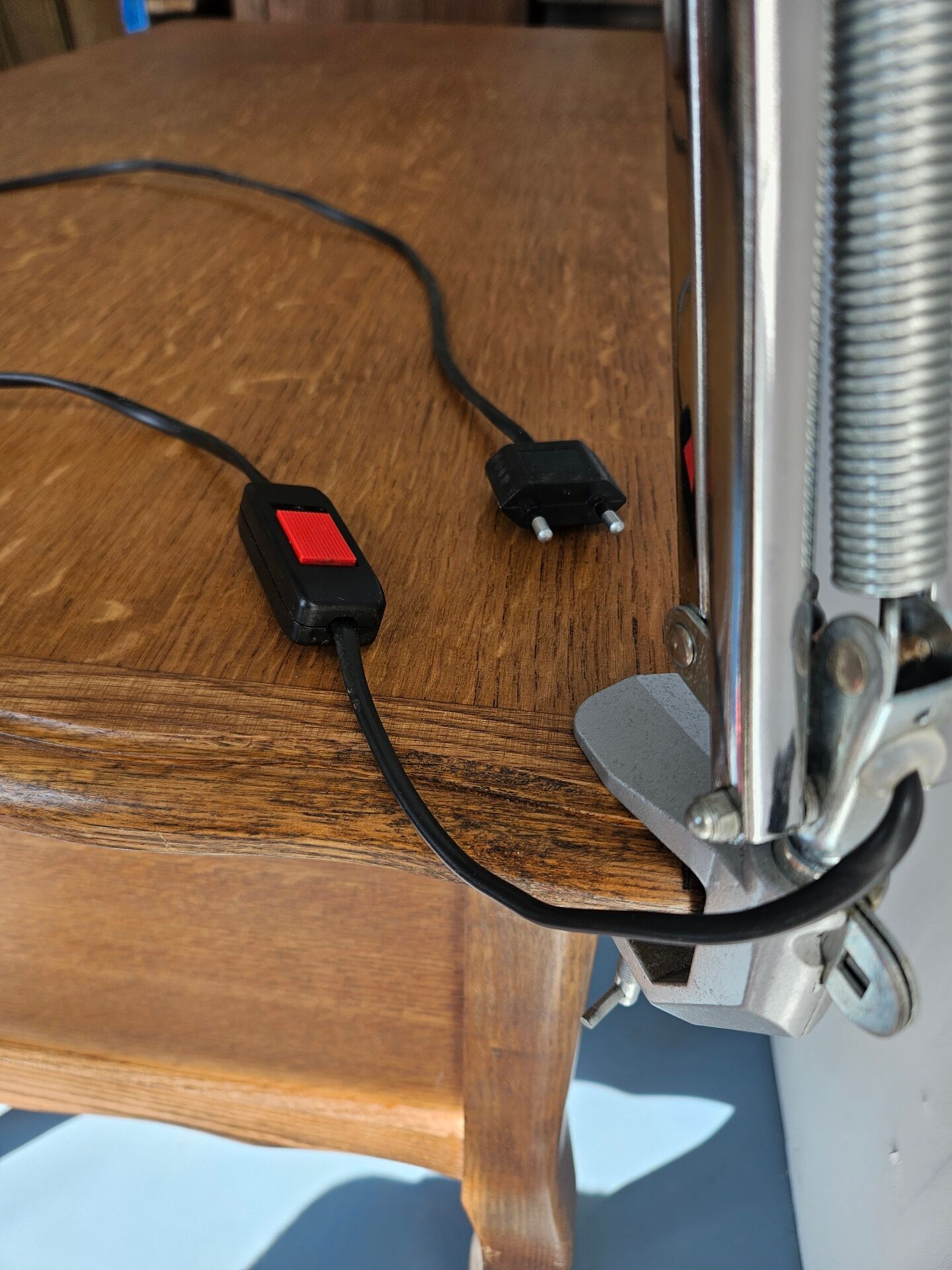Articulated desk lamp