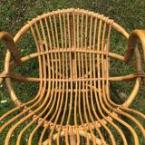 Fauteuil vintage en rotin de forme ovoïde.