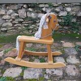Cheval à bascule en bois