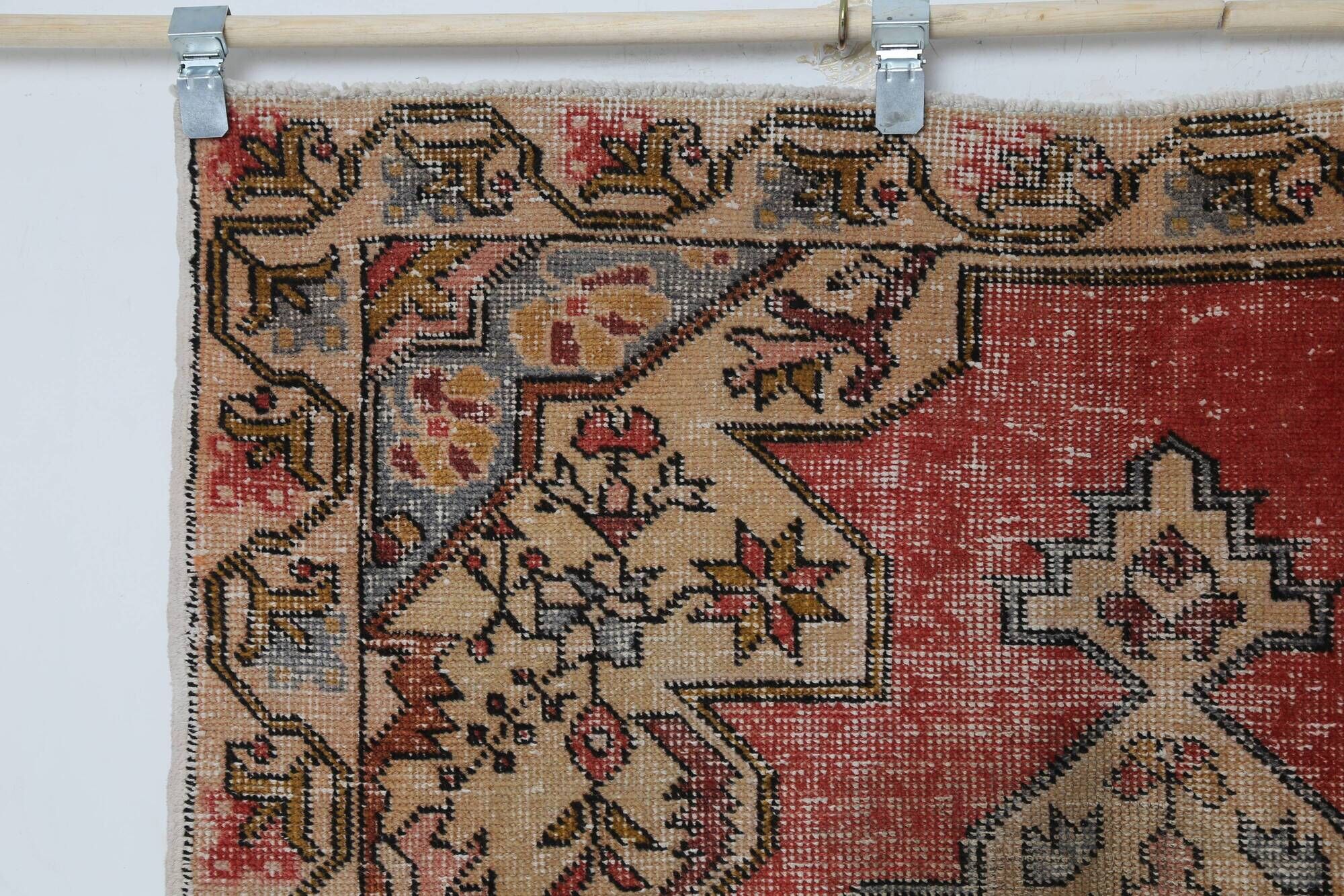 Vintage Turkish rug in beige and red with oriental design, 135 × 210 cm