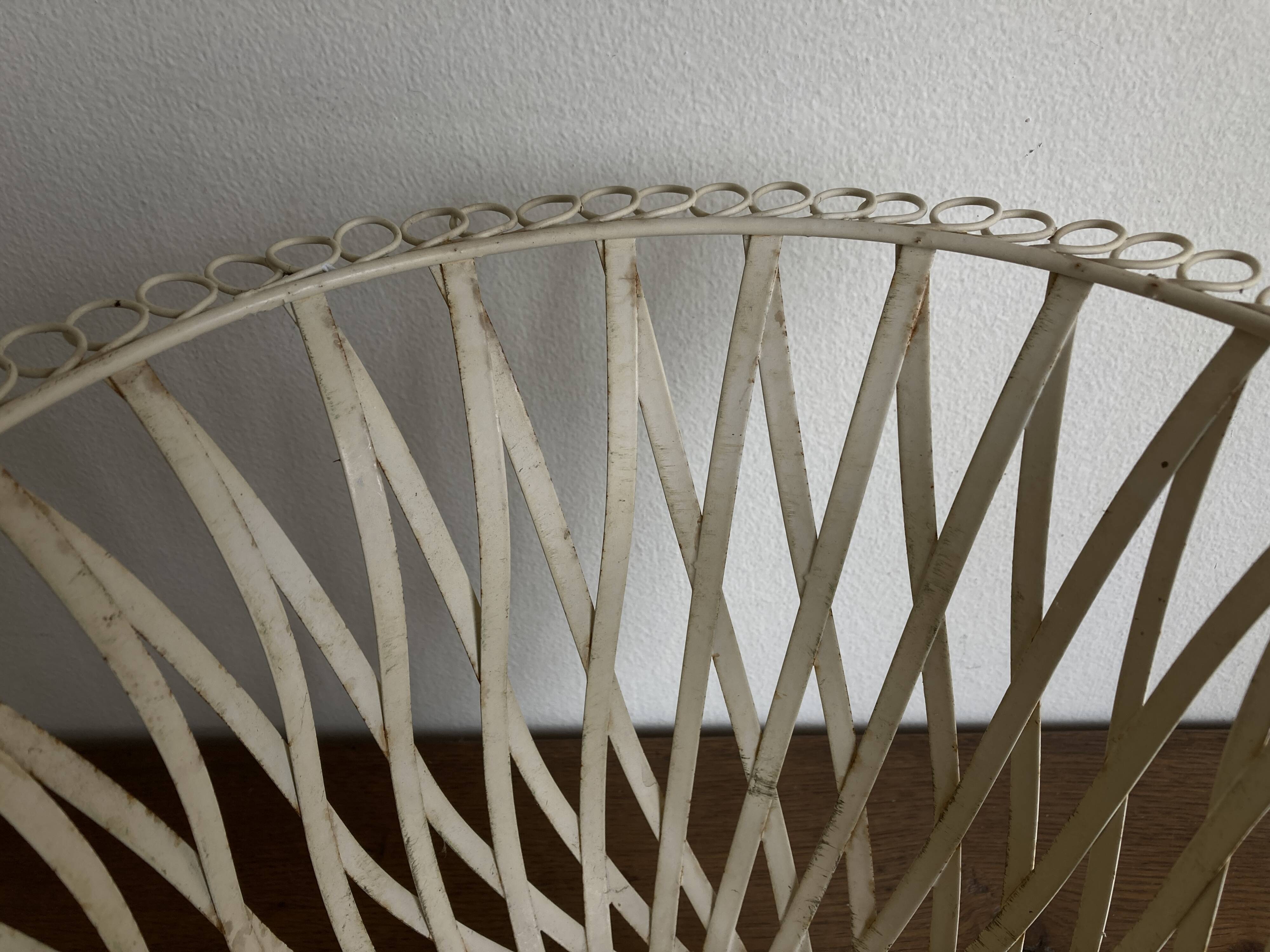 XXL Neoclassical Medici-style plant pot in ivory sheet metal