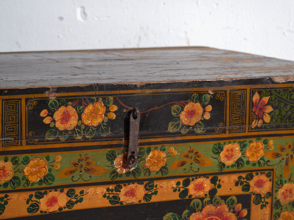 Coffre ancien peint en bois de pin – Chine, vers 1900
