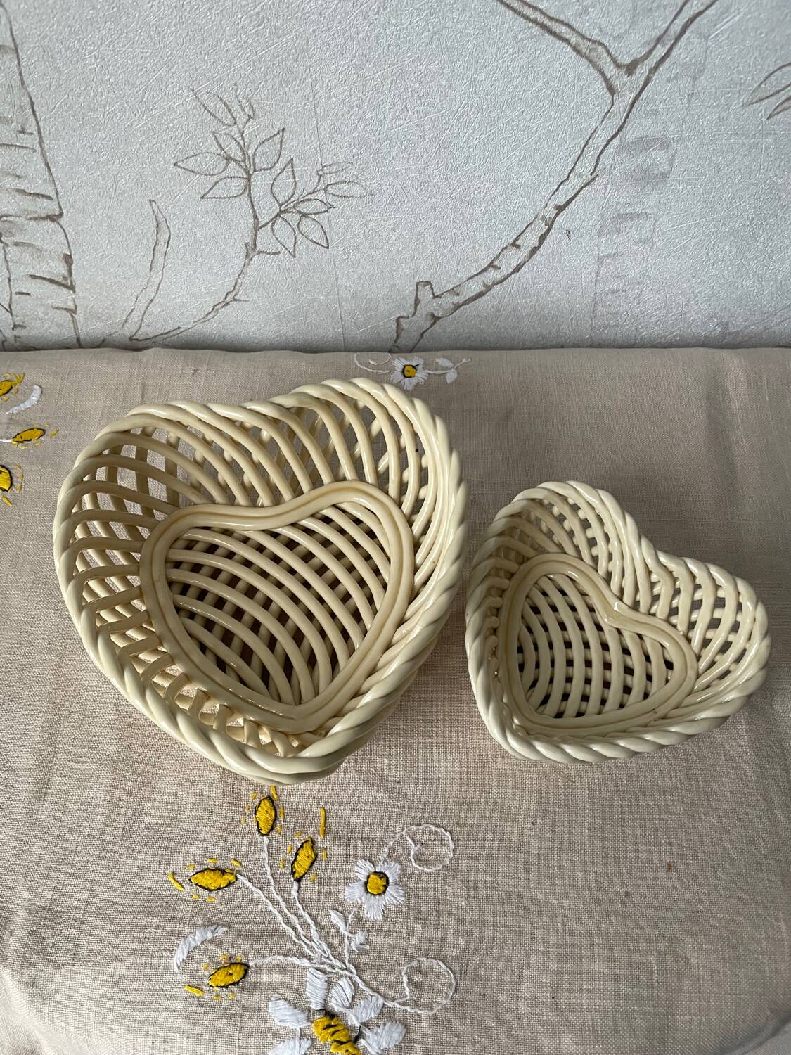 Set of 3 vintage beige heart-shaped woven porcelain nesting baskets