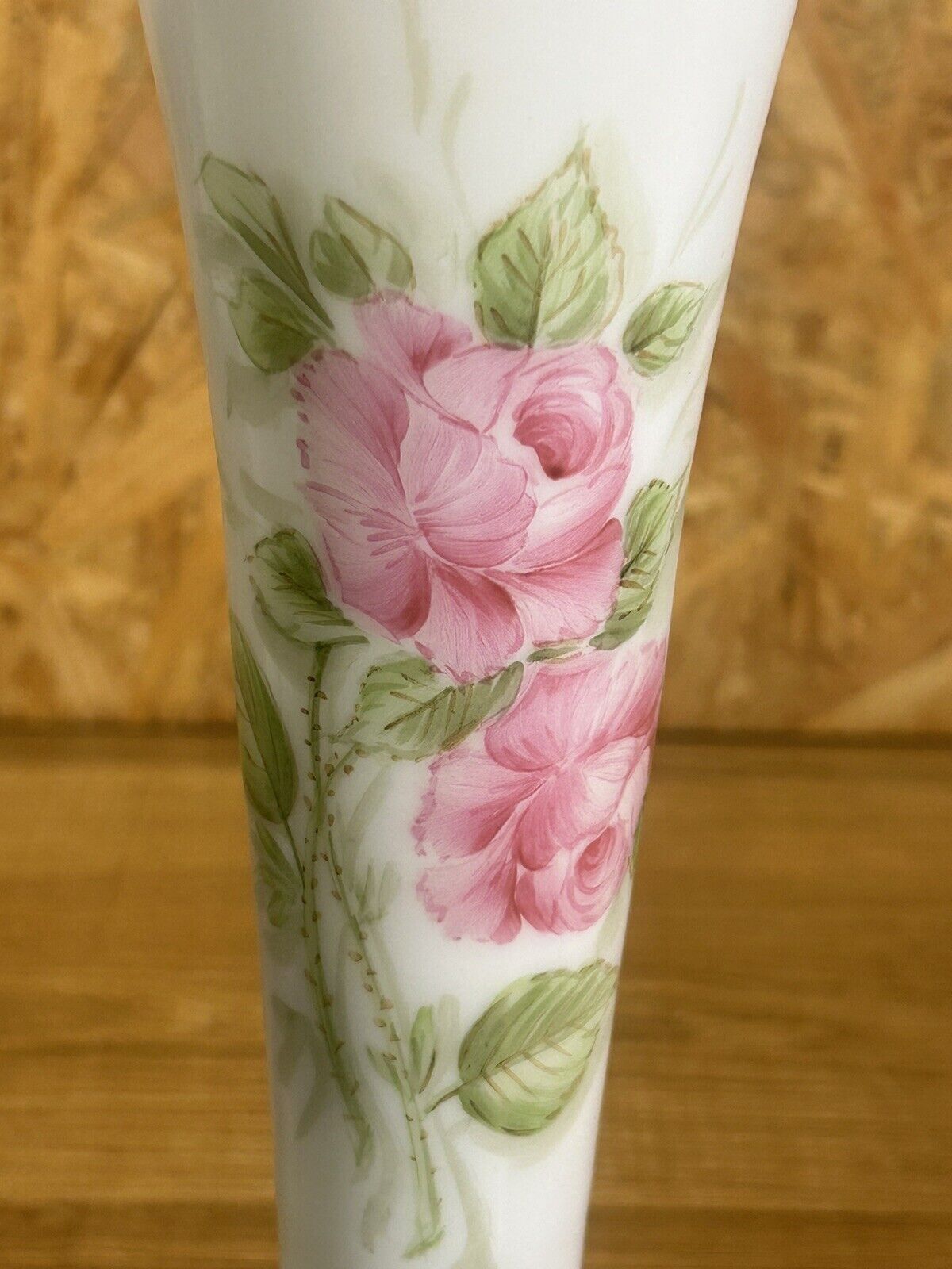 Vase and white eopaline glass set with painted floral decoration - Paris, vintage