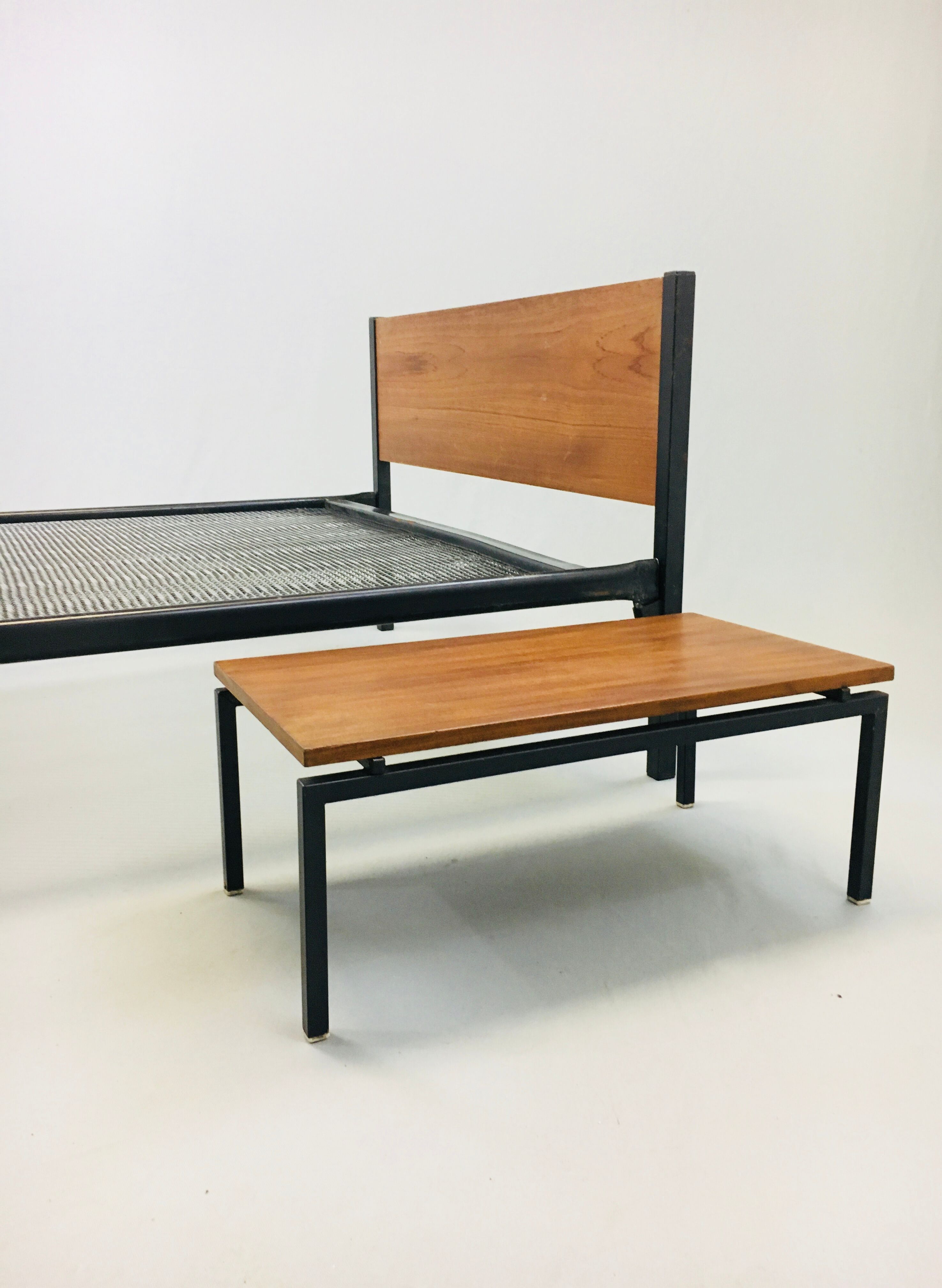 Dico bed and bedside table