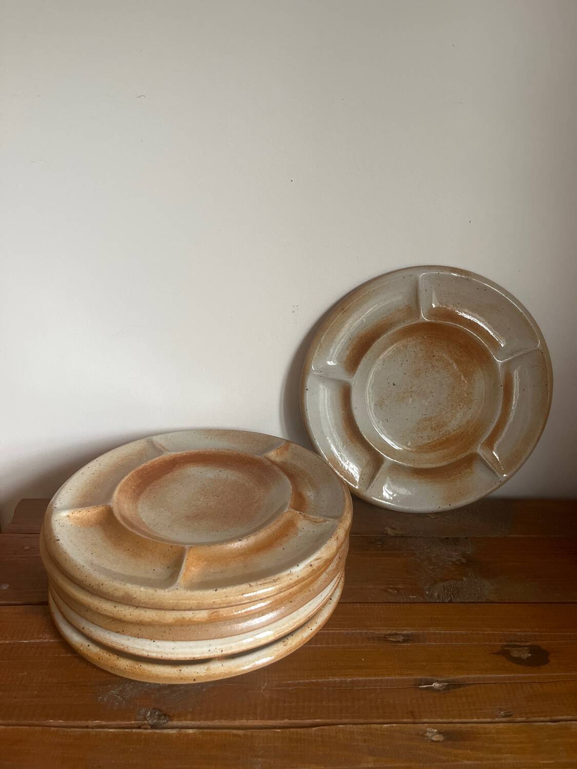 6 stoneware plates