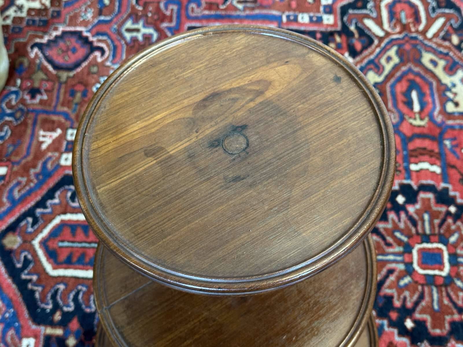 Three-tiered mahogany guéridon from the 19th century.