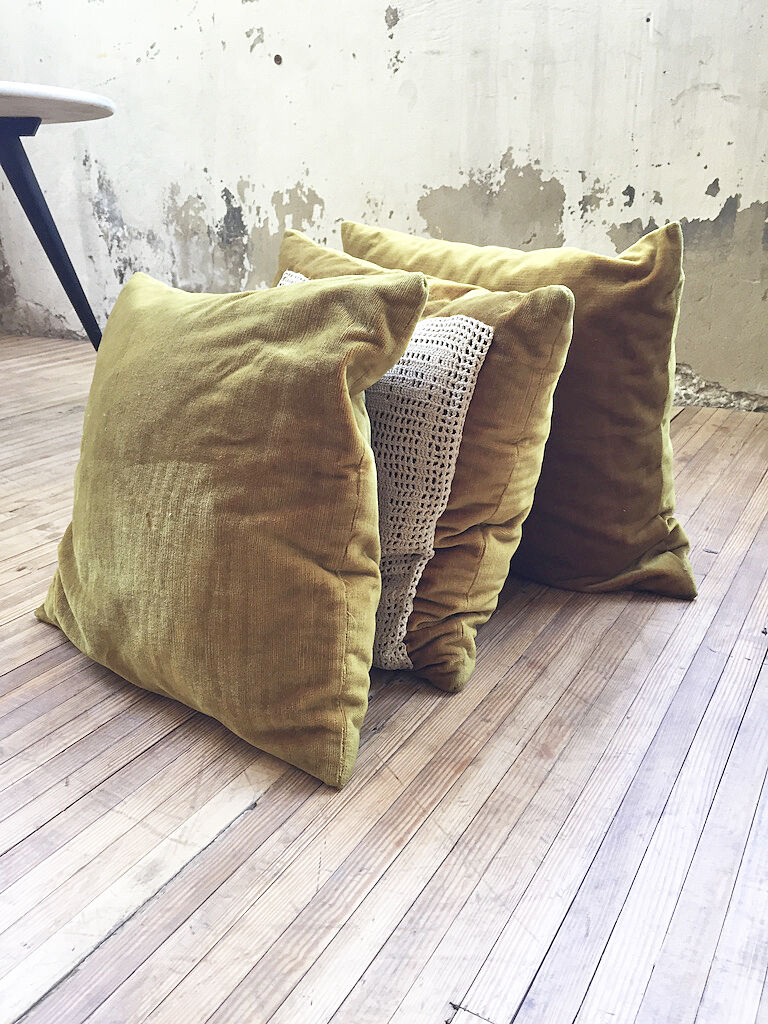 Lot of 3 yellow velvet cushions