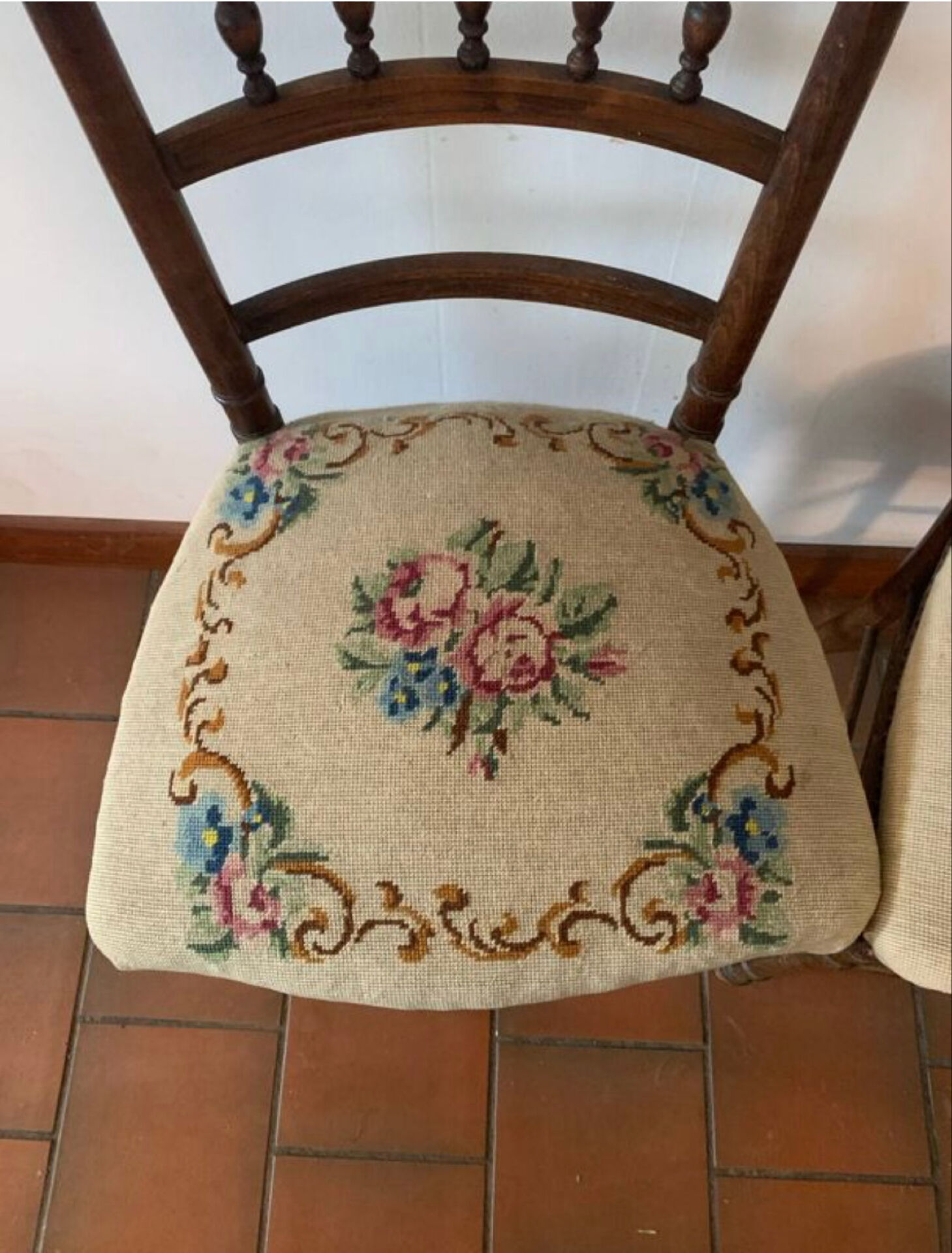 Paires de chaises tissu fleuri aux dames de France