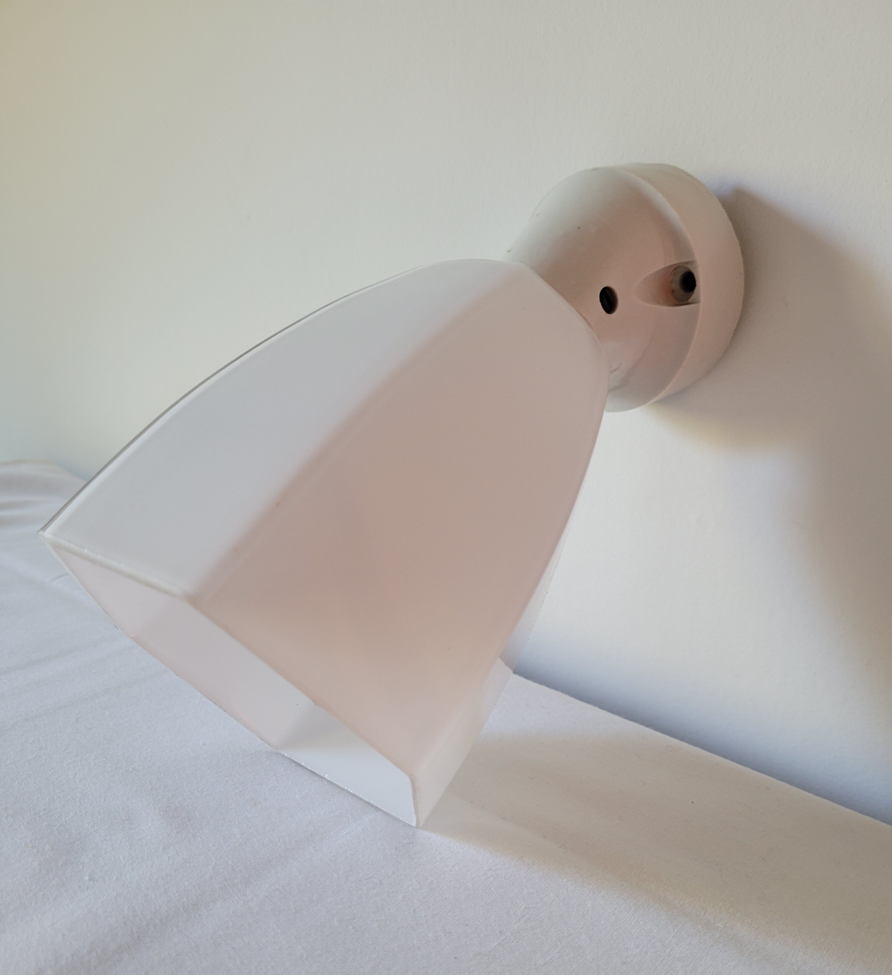 Art Deco wall lamp in porcelain and opaline