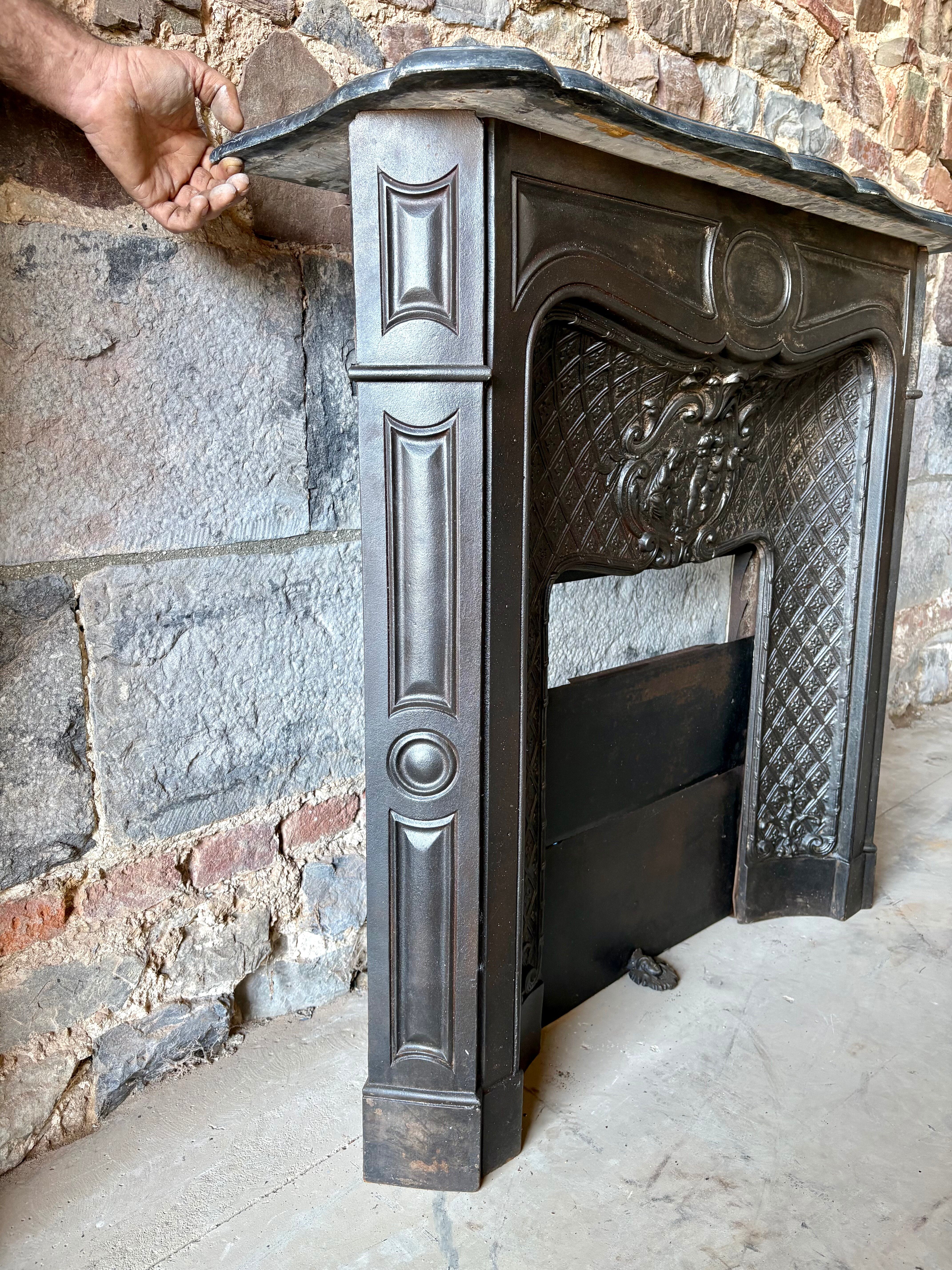 Ancienne cheminée en fonte de style Napoléon III – décor sculpté