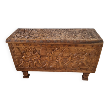 Coffre en bois exotique sculpté