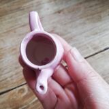 Pichet miniature rose à pois blancs pour dînette ou maison de poupée