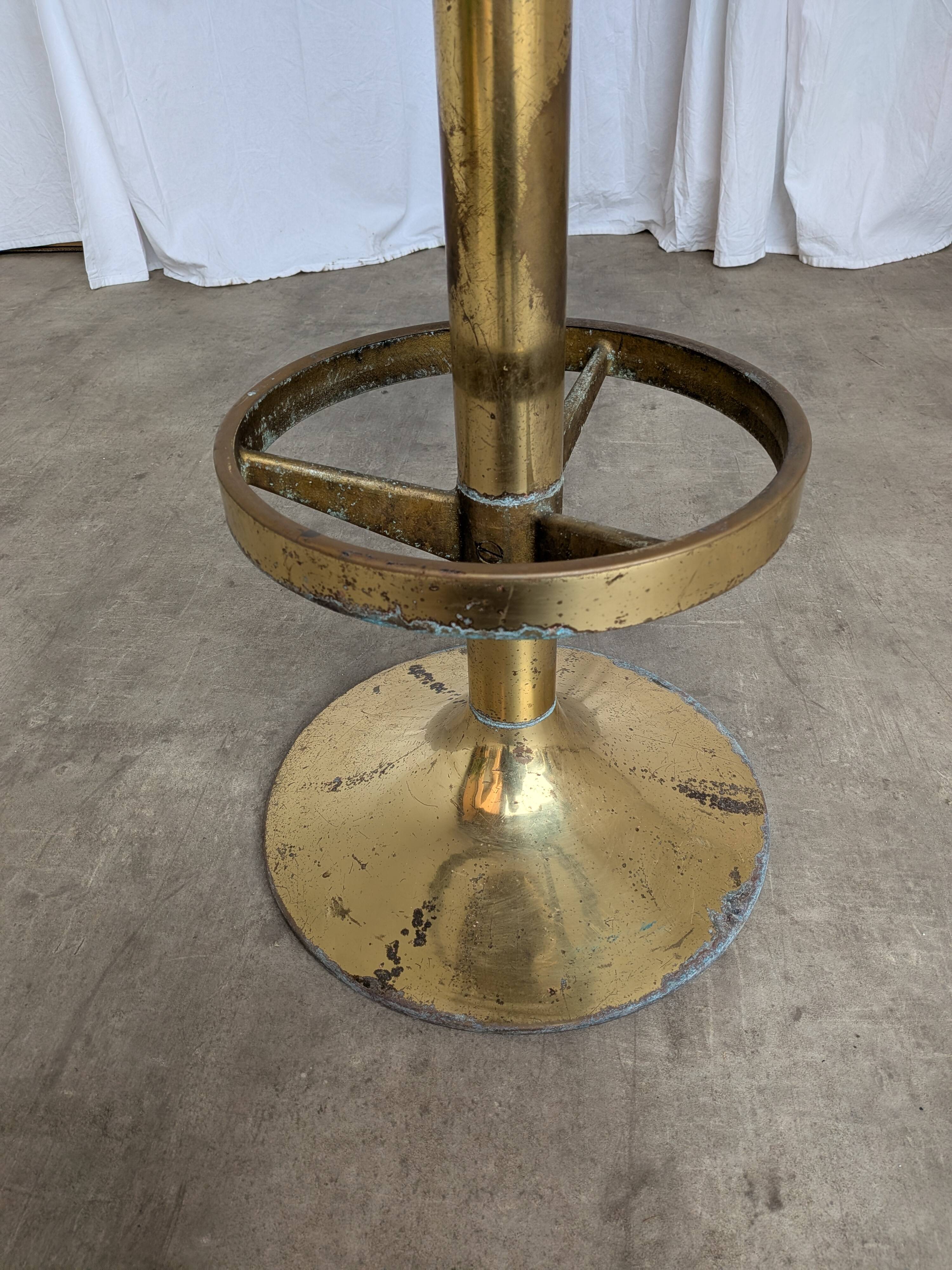 Tabouret de bar italien mid-century modern en laiton et cuir