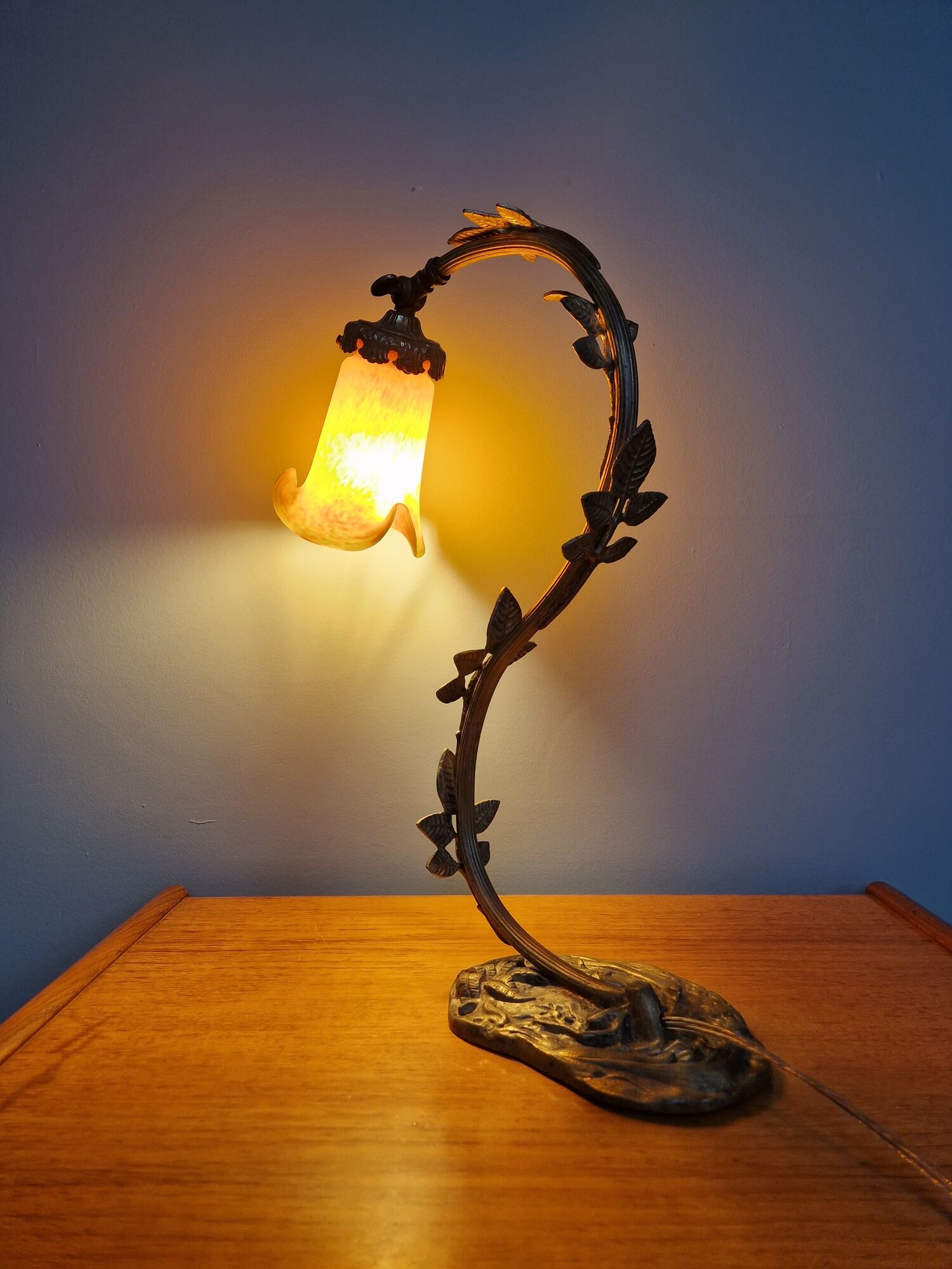 Art Nouveau lamp in bronze with a tulip signed LN (Lunéville)