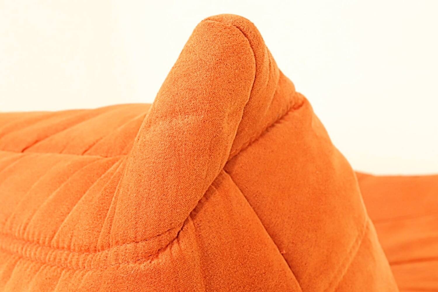 Sofa Togo conçu par Ligne Roset Petit Canapé Couleur Orange Juteux