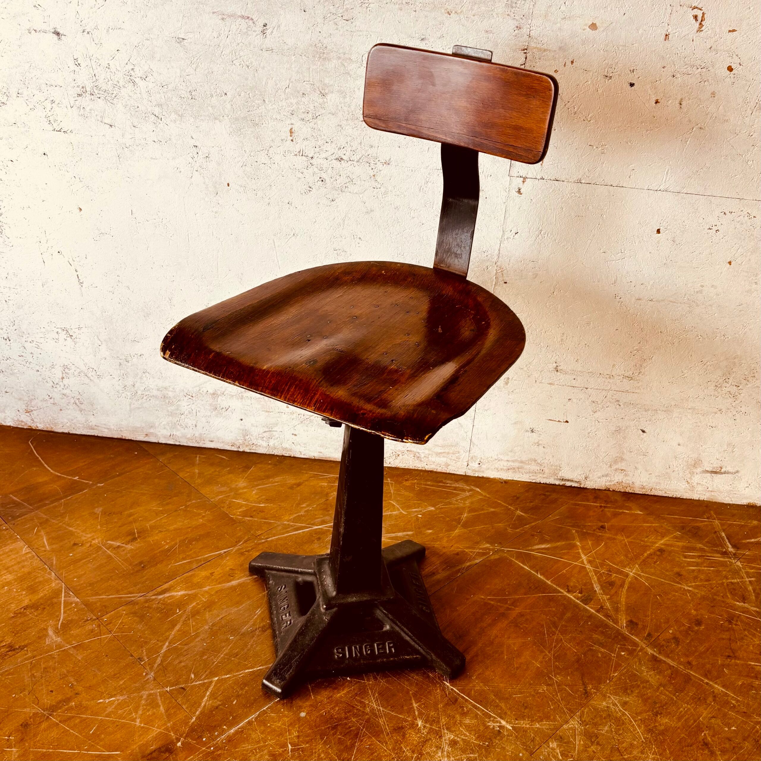 Adjustable Singer workshop chair with Eiffel base