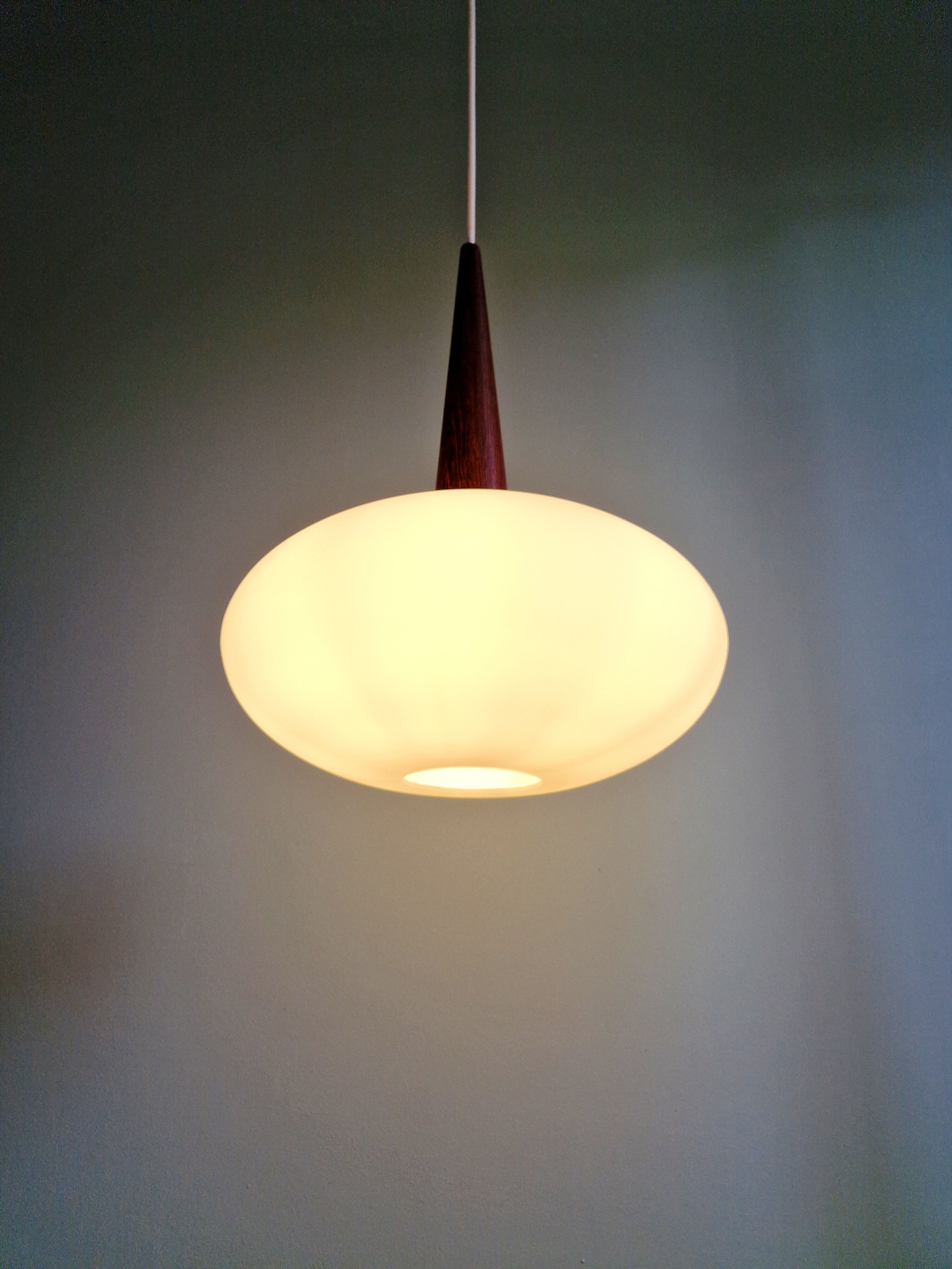 Scandinavian suspension in teak and white opaline, Louis Kalff, Philips, 1960.