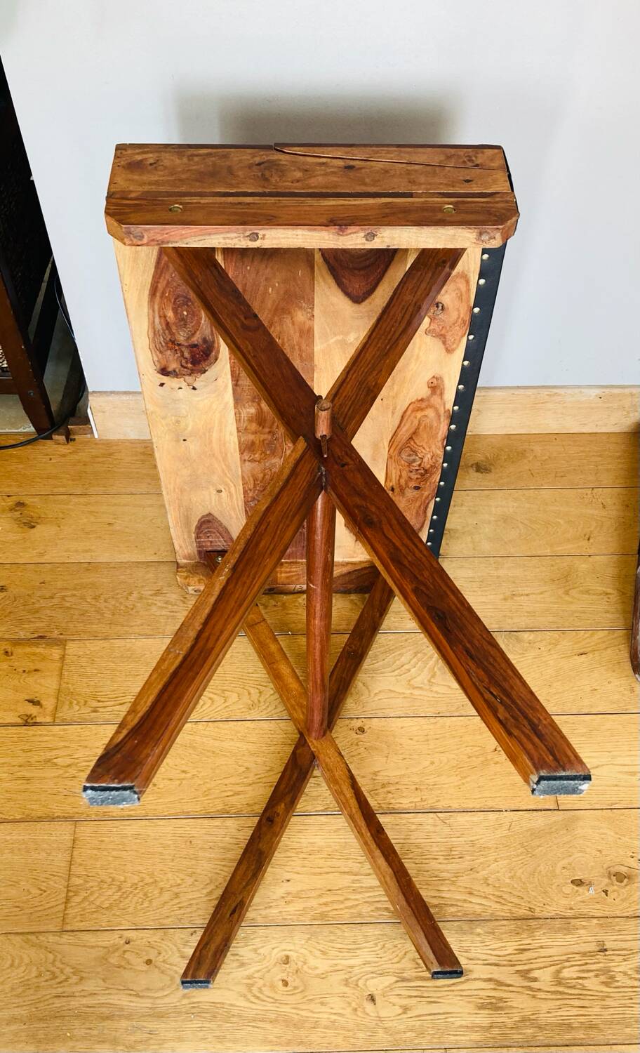 Desk, writing desk in solid rosewood and studded leather, 20th century.