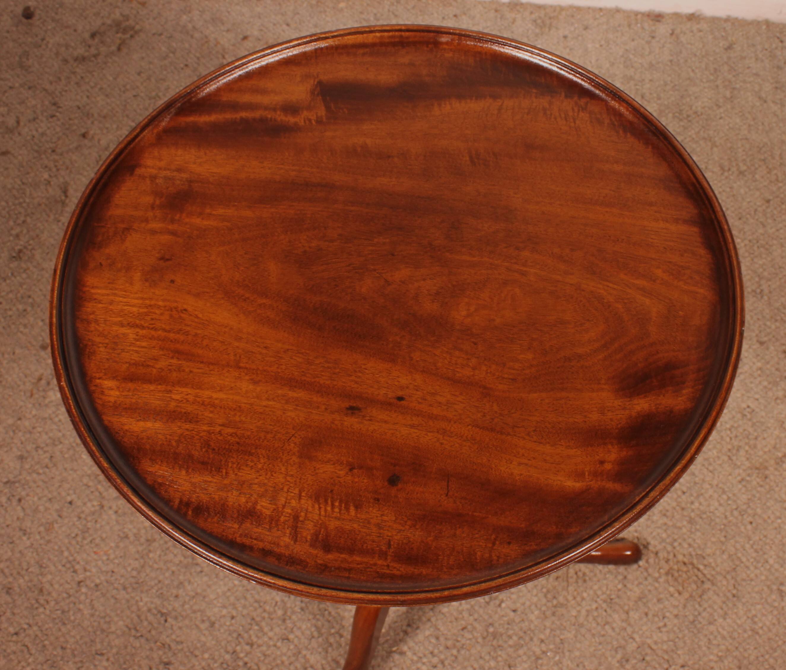 Small tripod table known as a tea table in mahogany - 18th century.