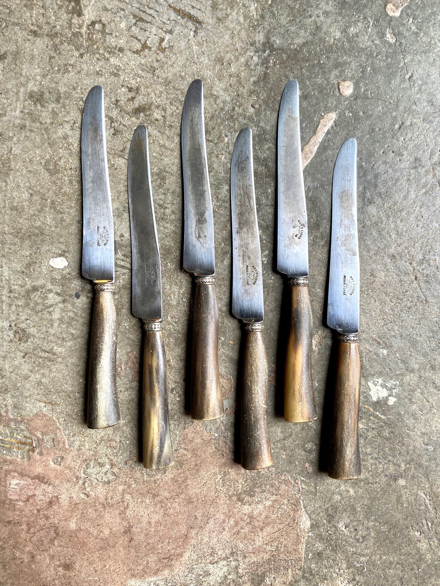 6 couteaux en corne et acier forgé Aux 2 Lions
